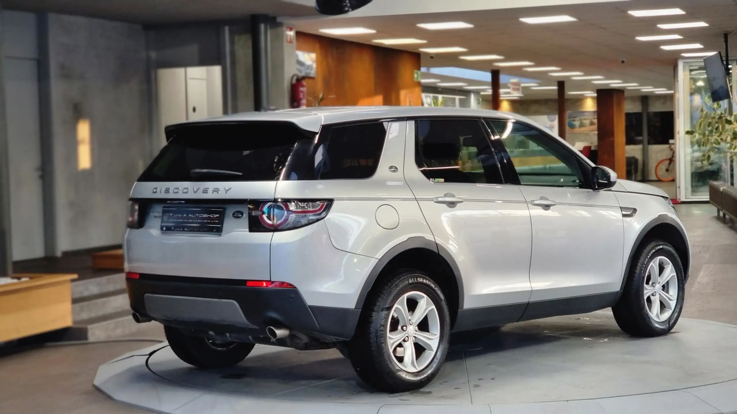 Land Rover - Discovery Sport