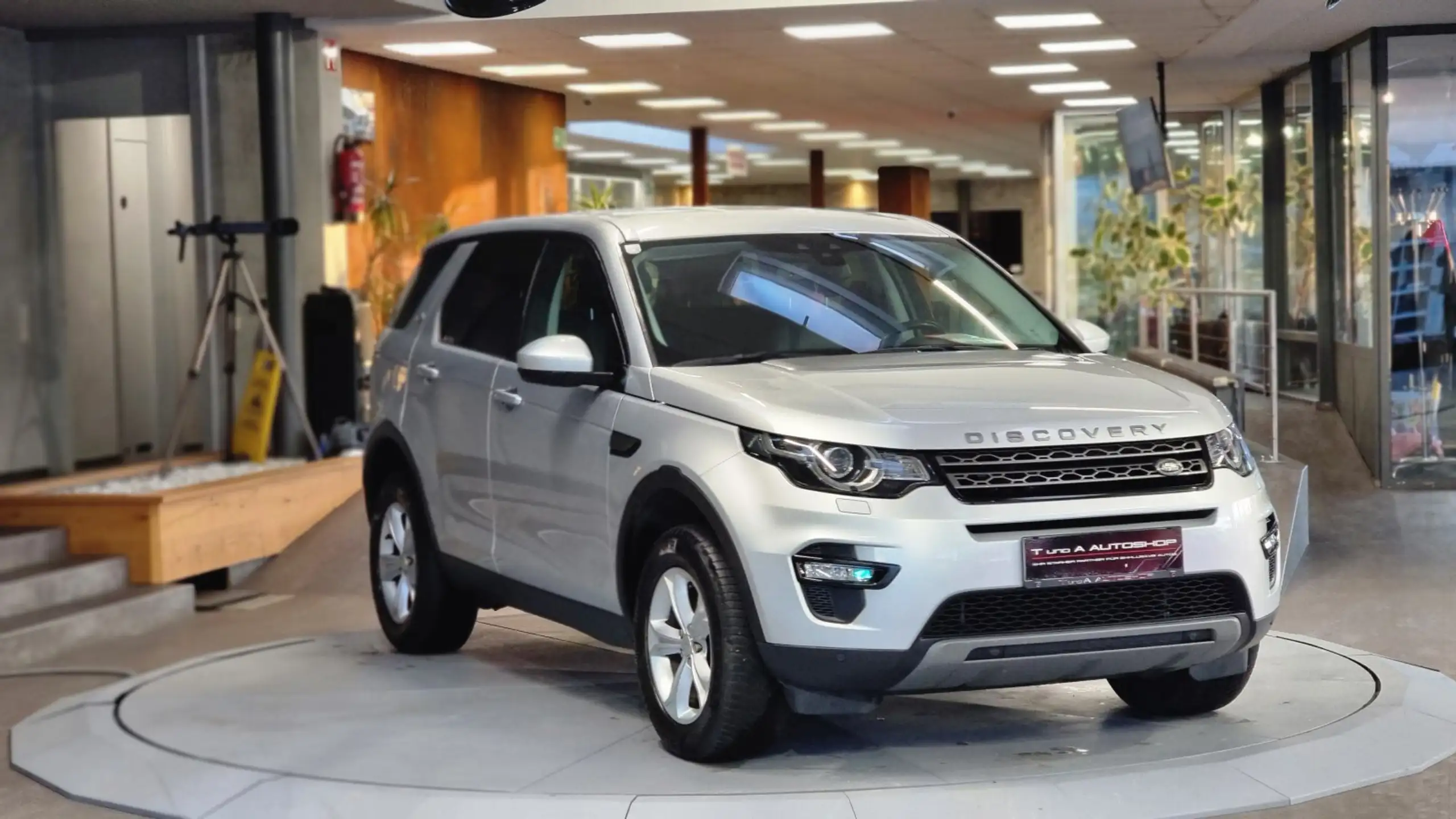 Land Rover - Discovery Sport