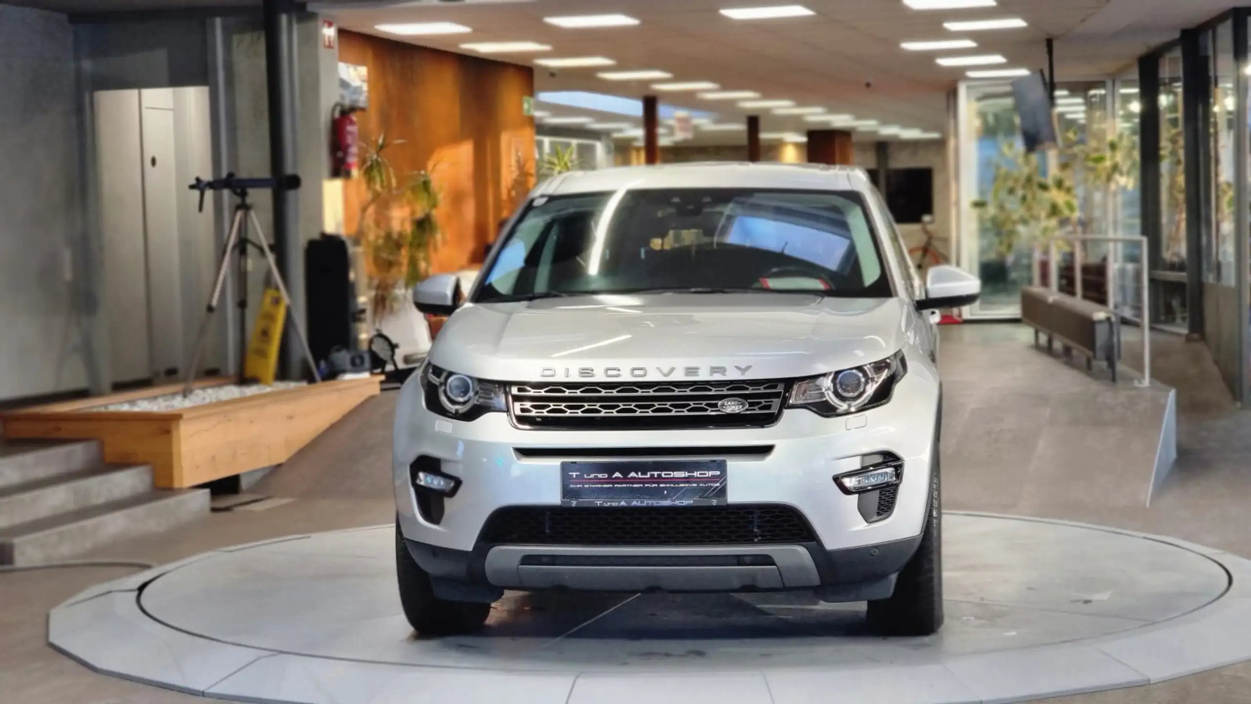 Land Rover - Discovery Sport