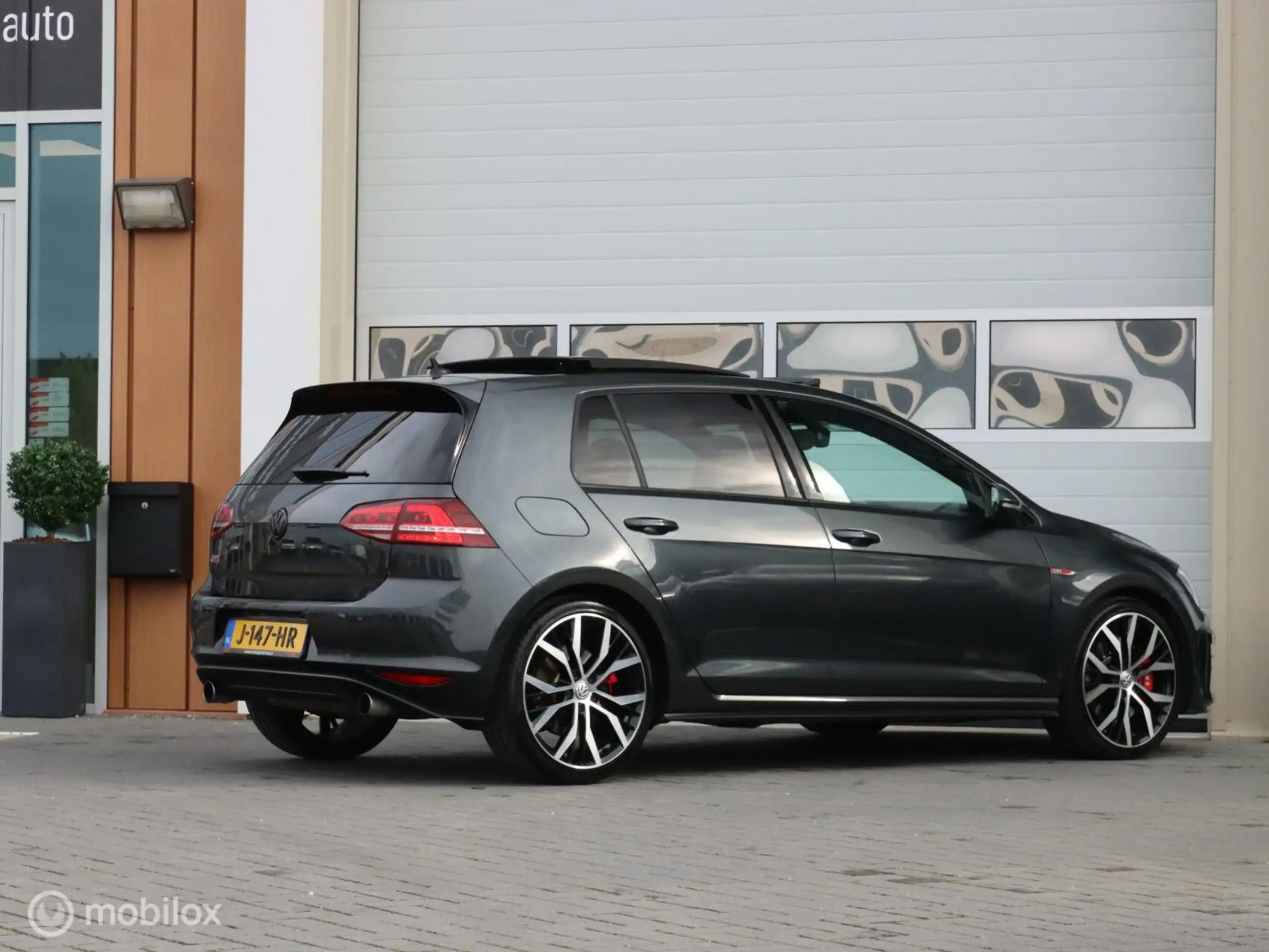 Volkswagen - Golf GTI