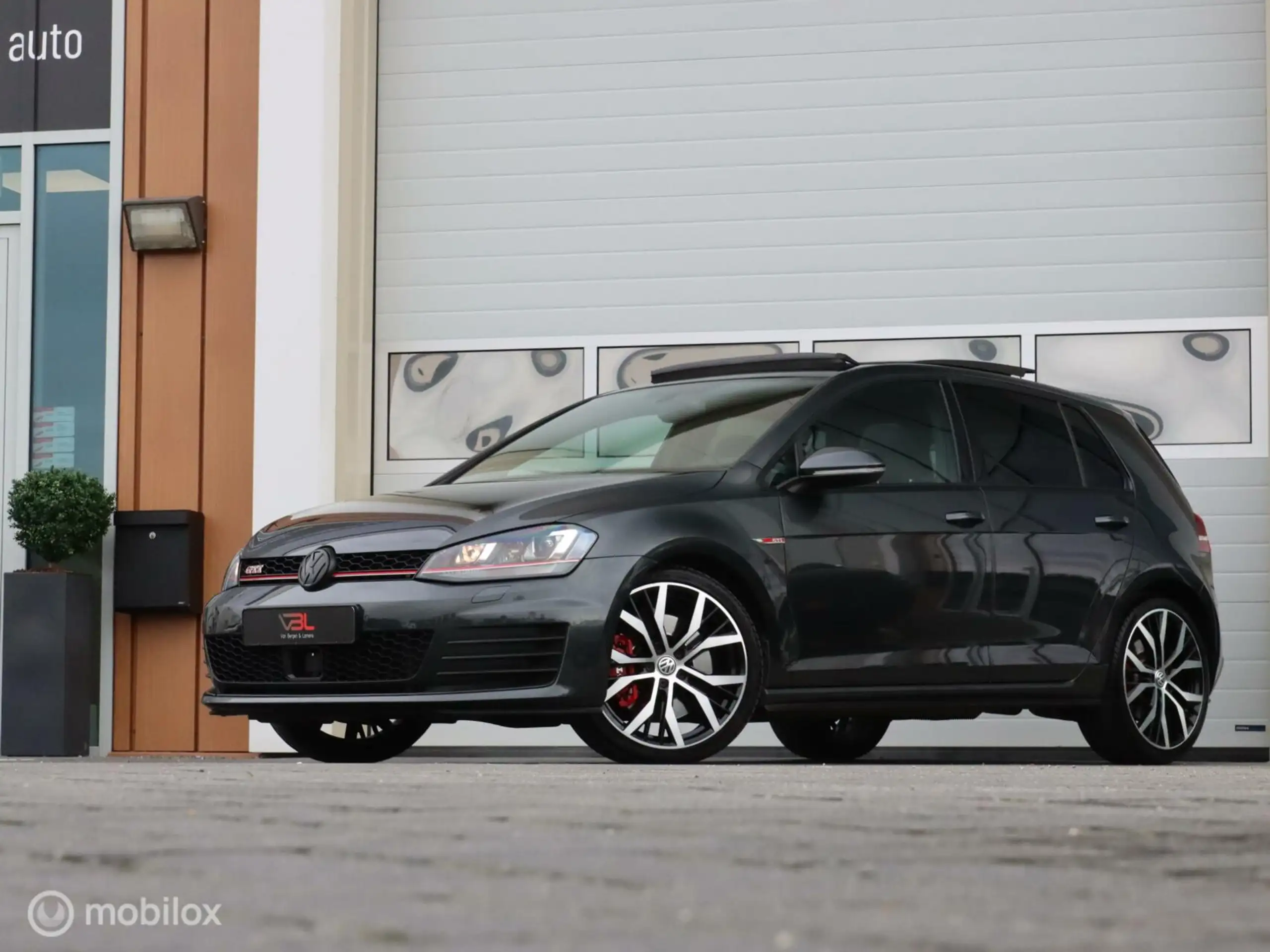 Volkswagen - Golf GTI