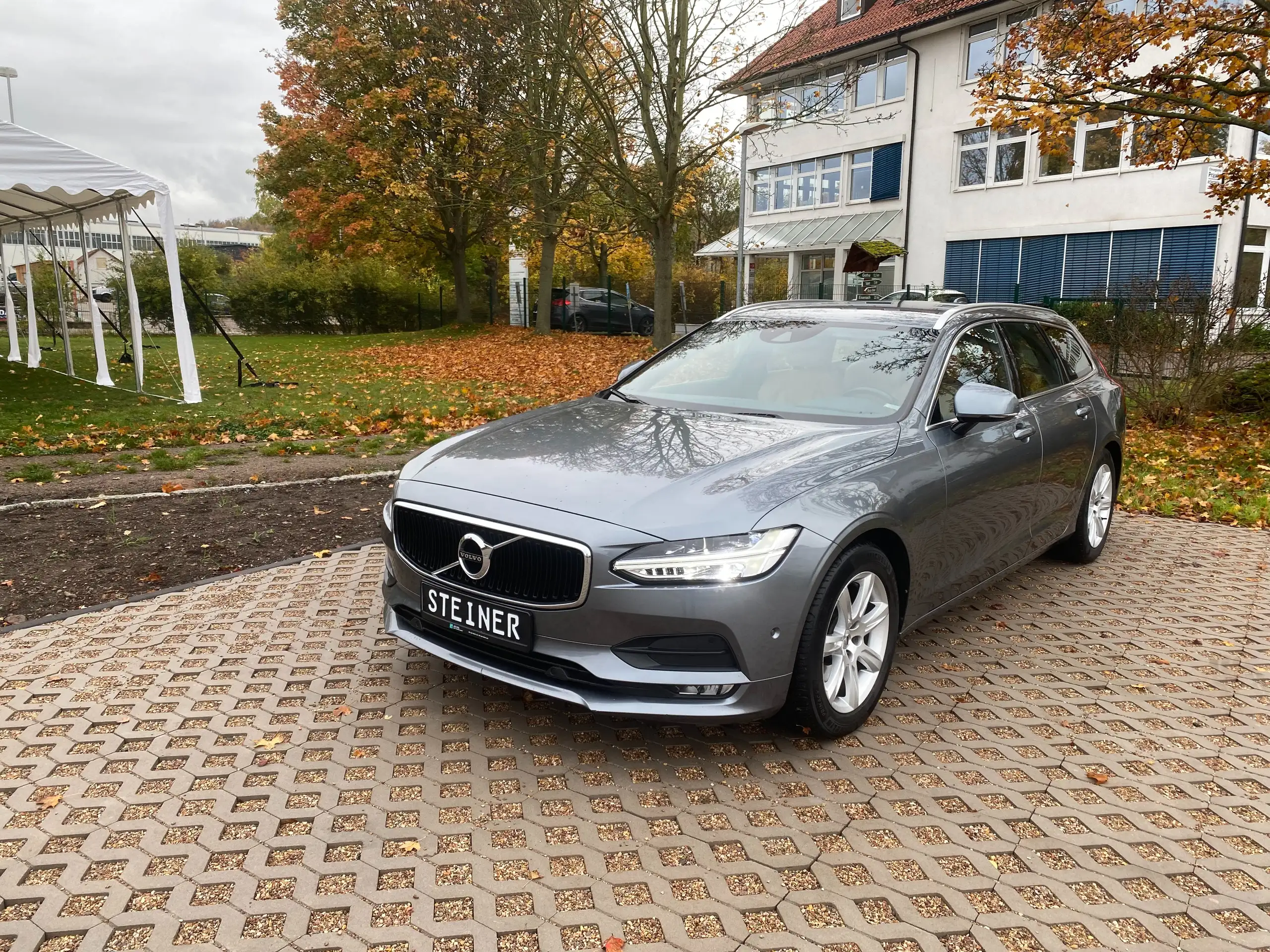 Volvo - V90