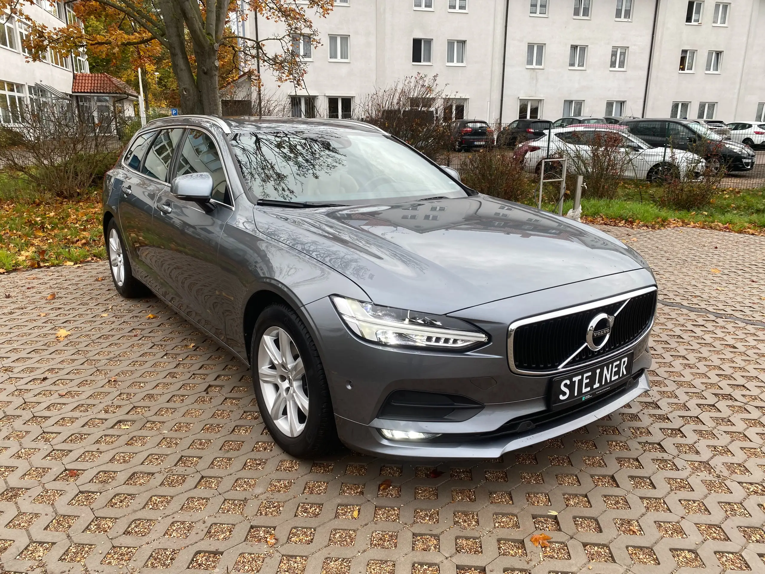 Volvo - V90