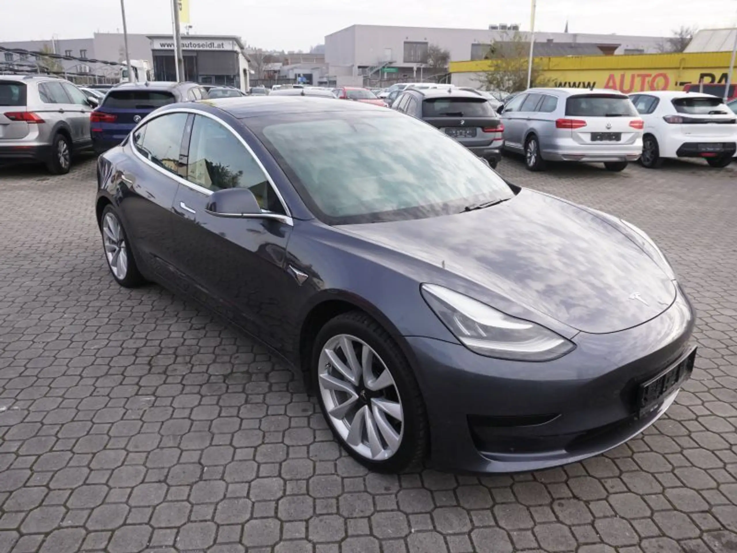 Tesla - Model 3