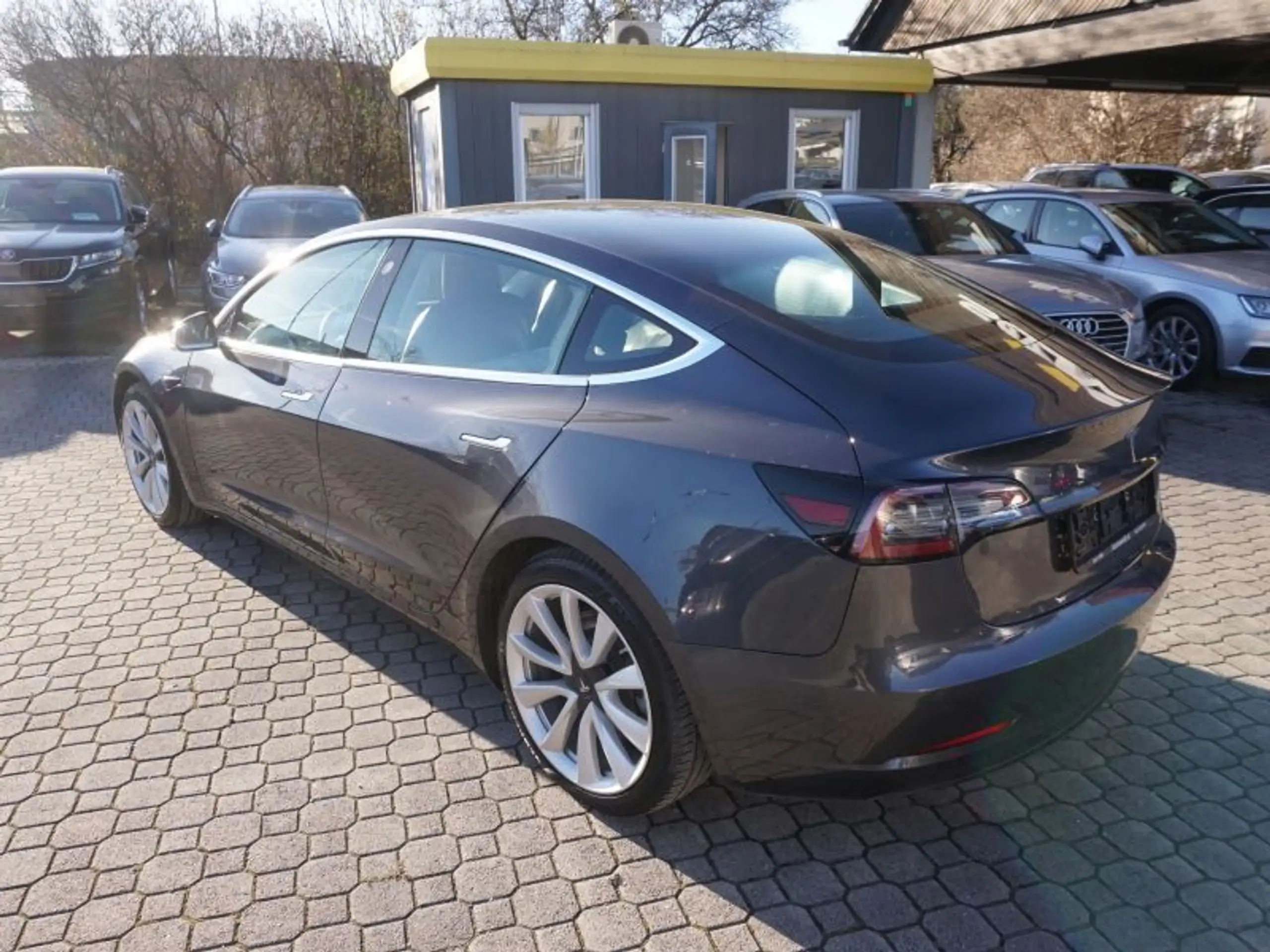 Tesla - Model 3