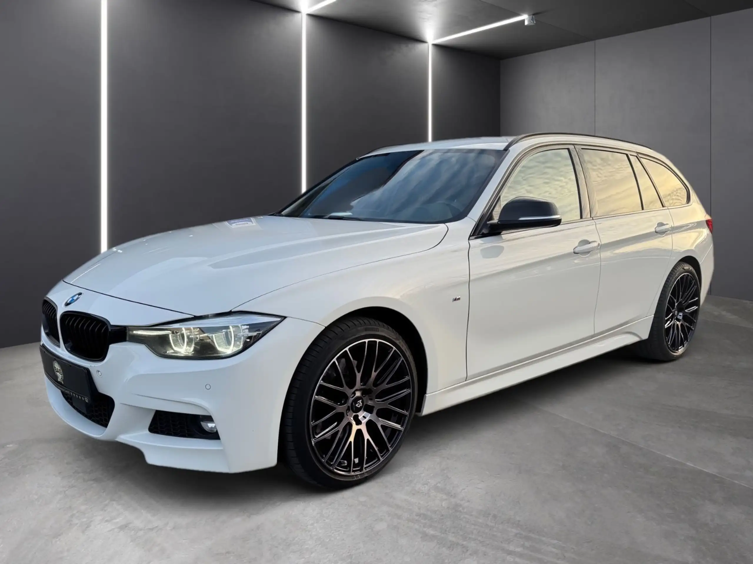 BMW 330 2019