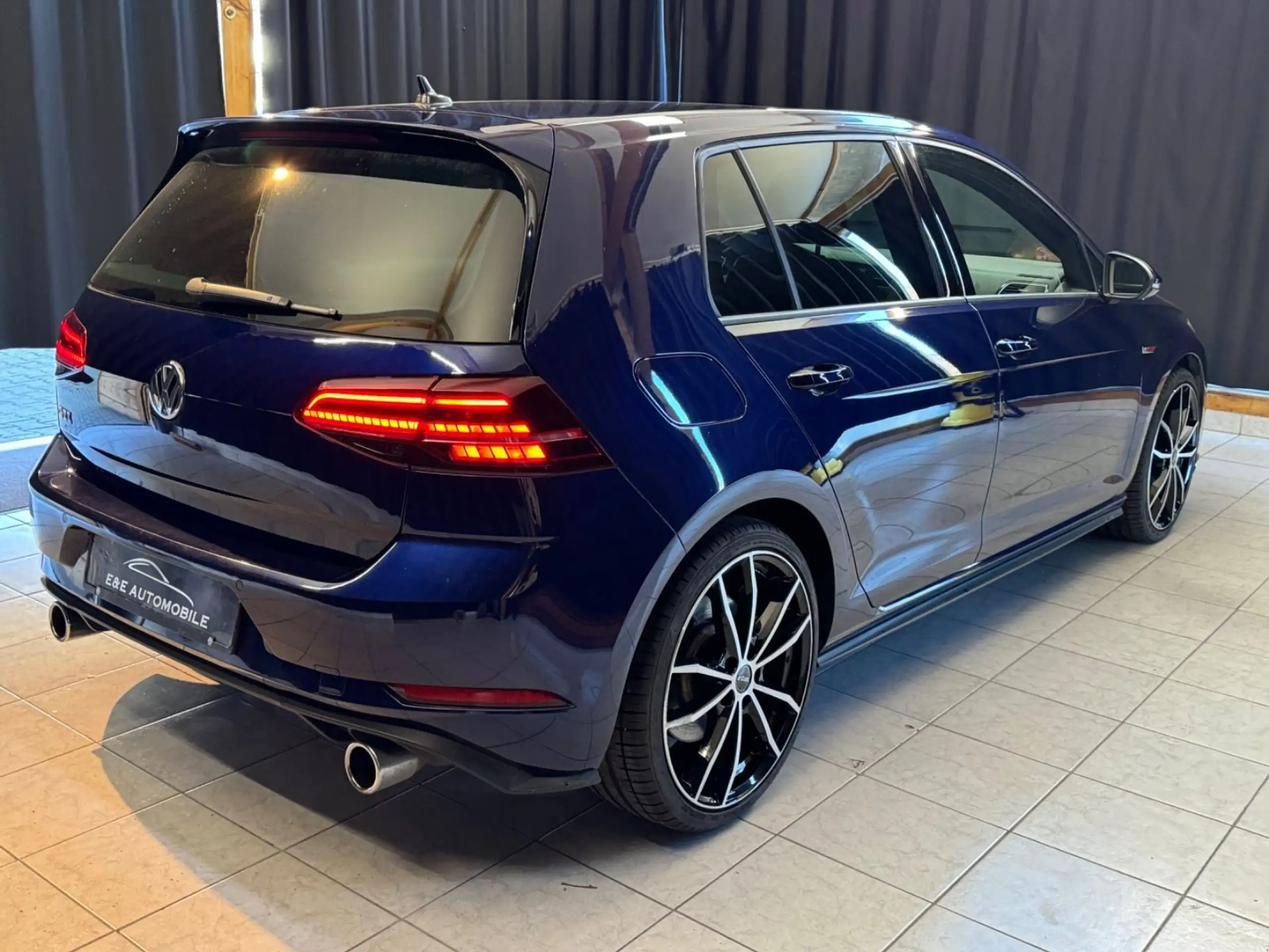 Volkswagen - Golf GTI