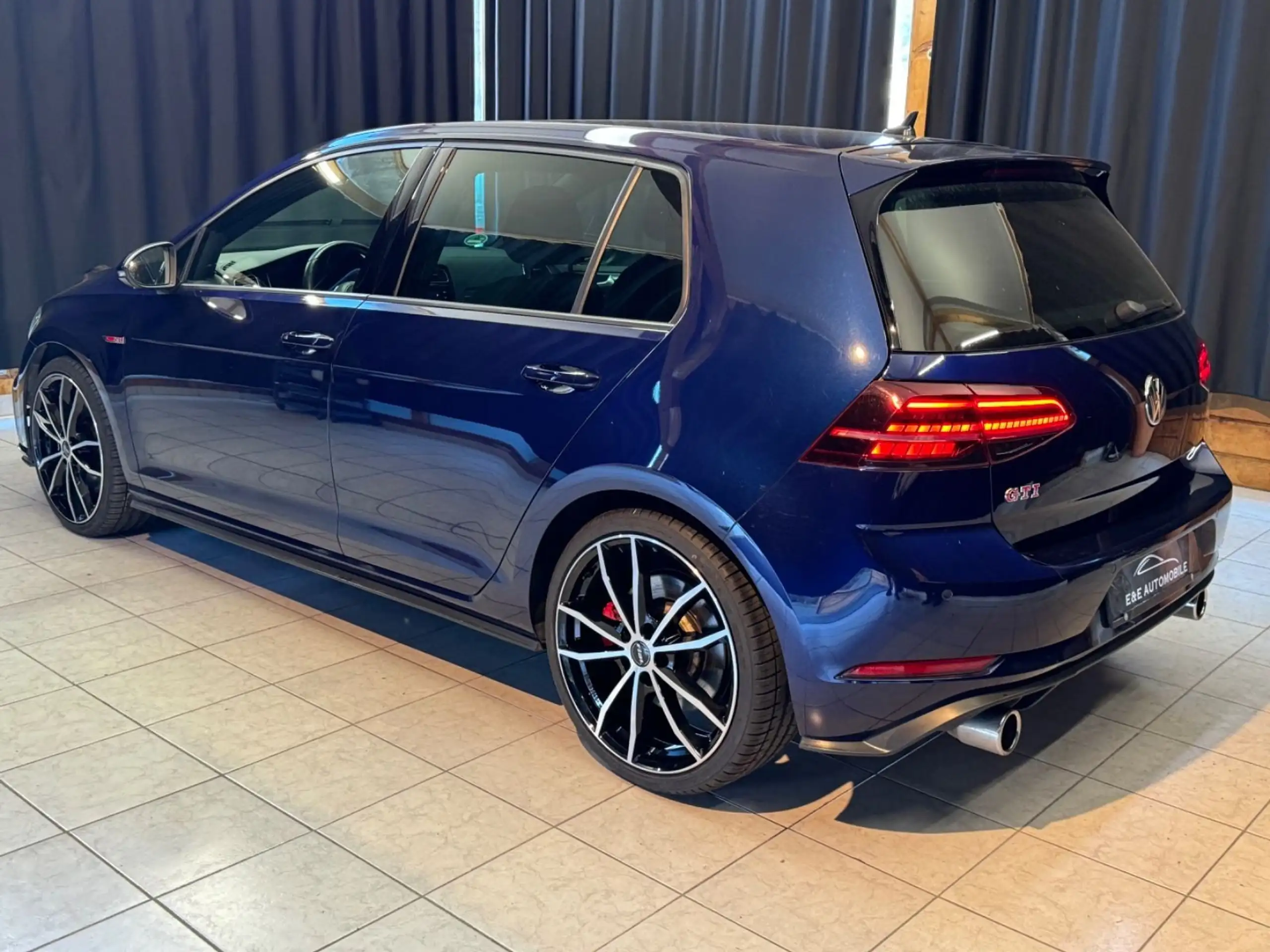 Volkswagen - Golf GTI