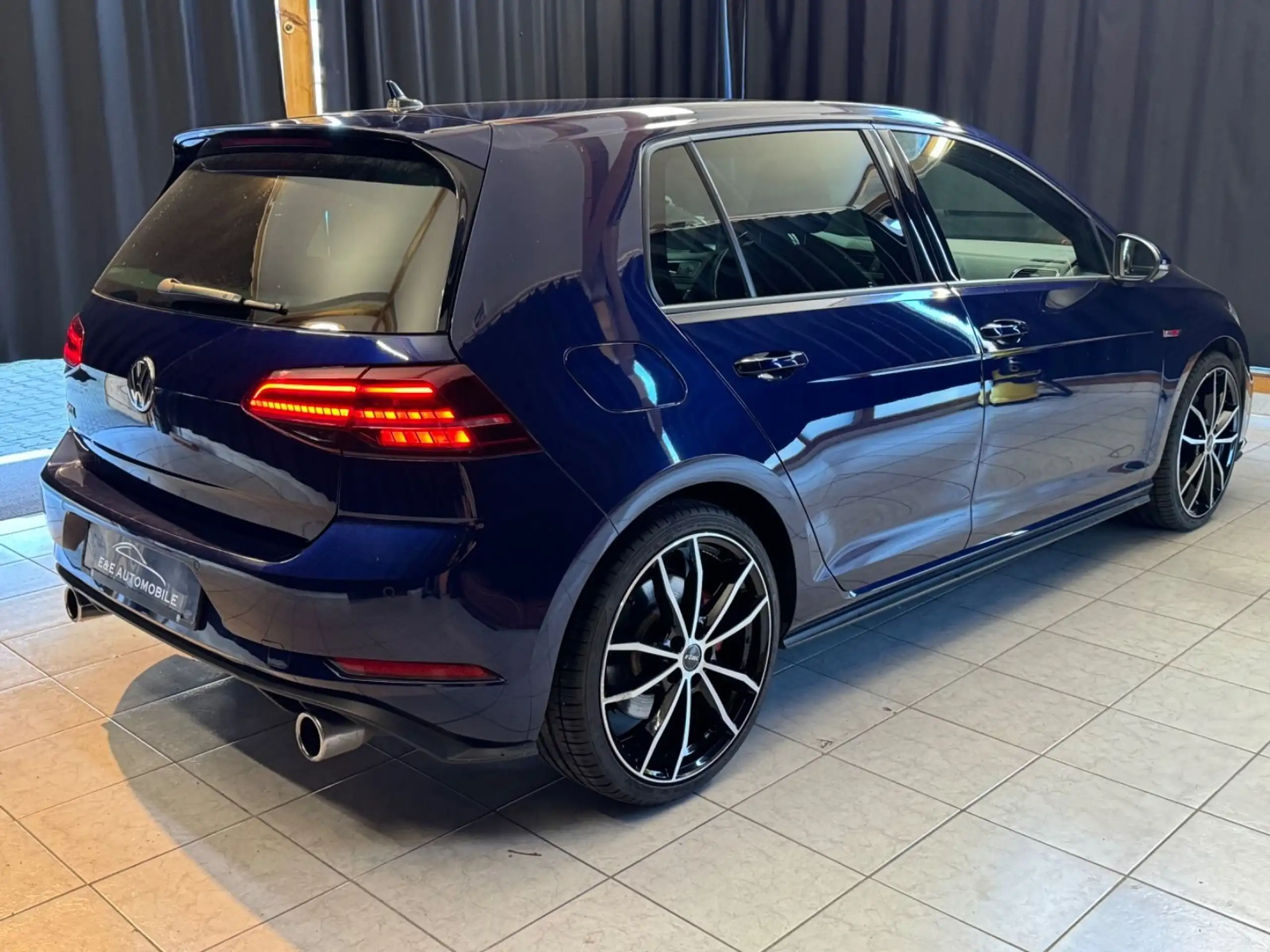 Volkswagen - Golf GTI