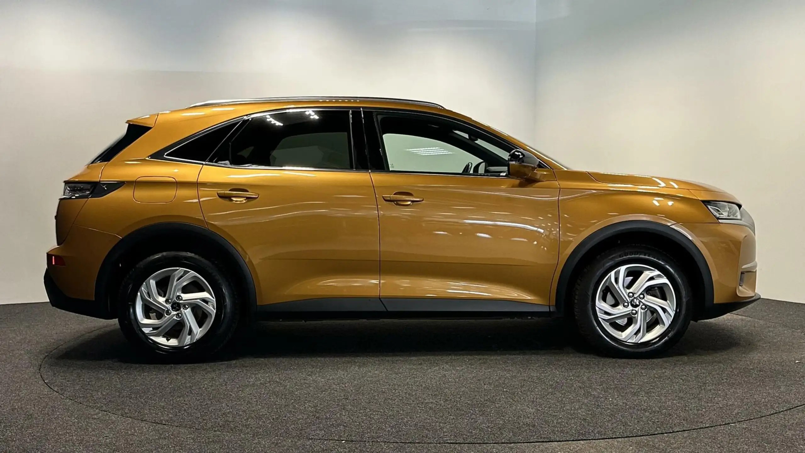 DS Automobiles - DS 7 Crossback