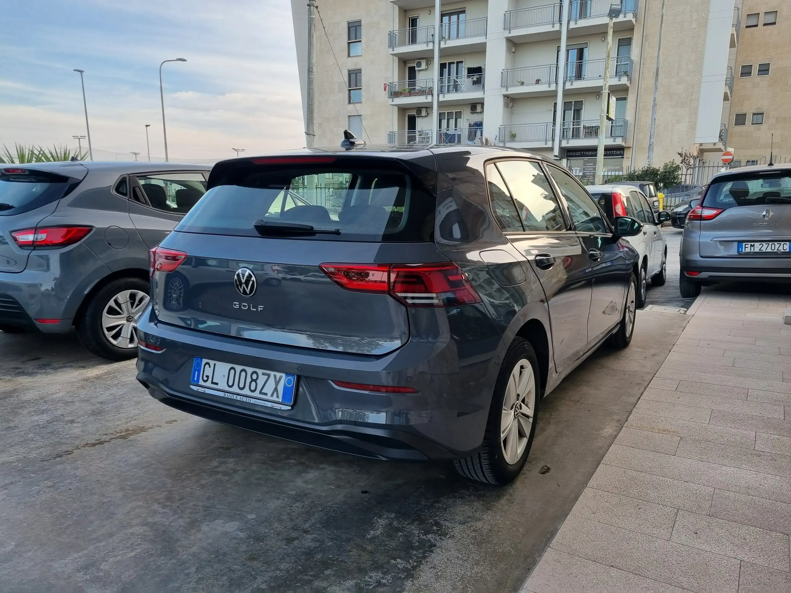 Volkswagen - Golf