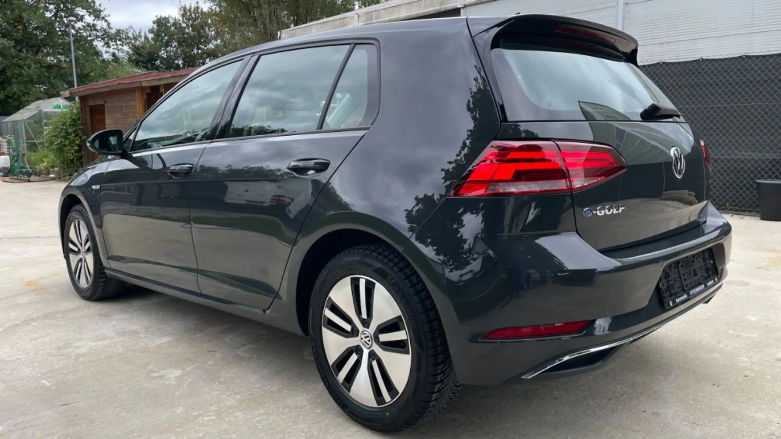 Volkswagen - Golf