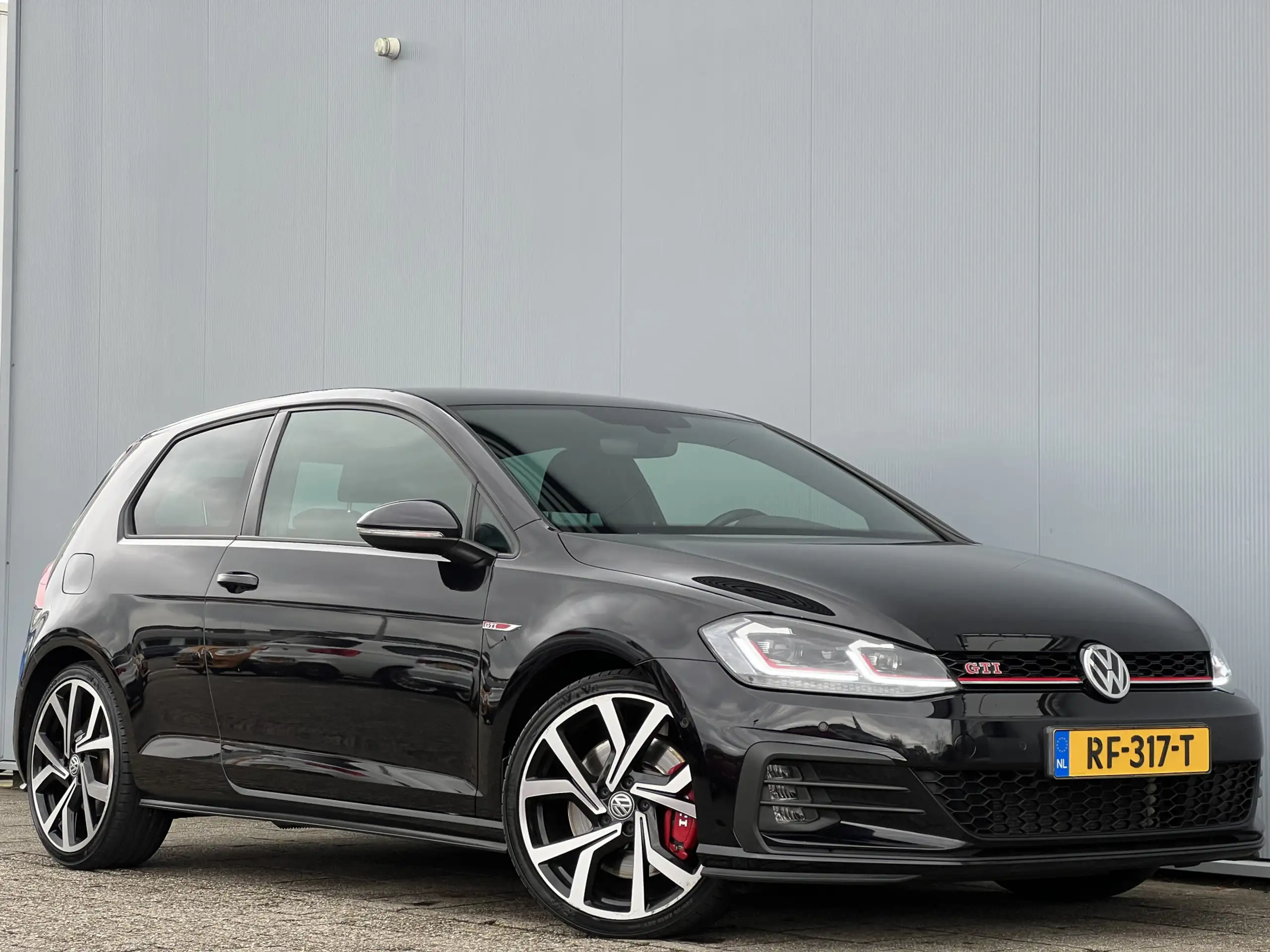 Volkswagen - Golf GTI