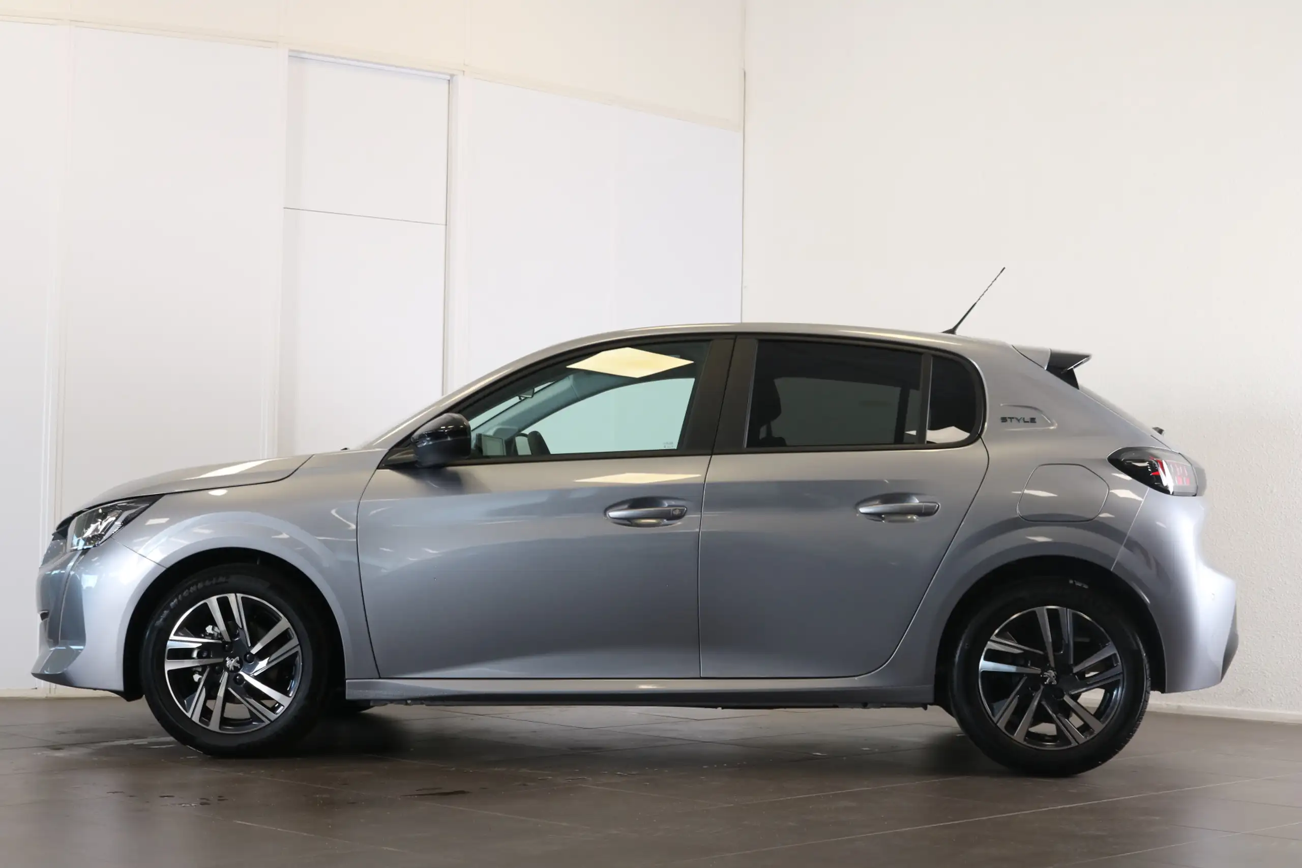 Peugeot - 208