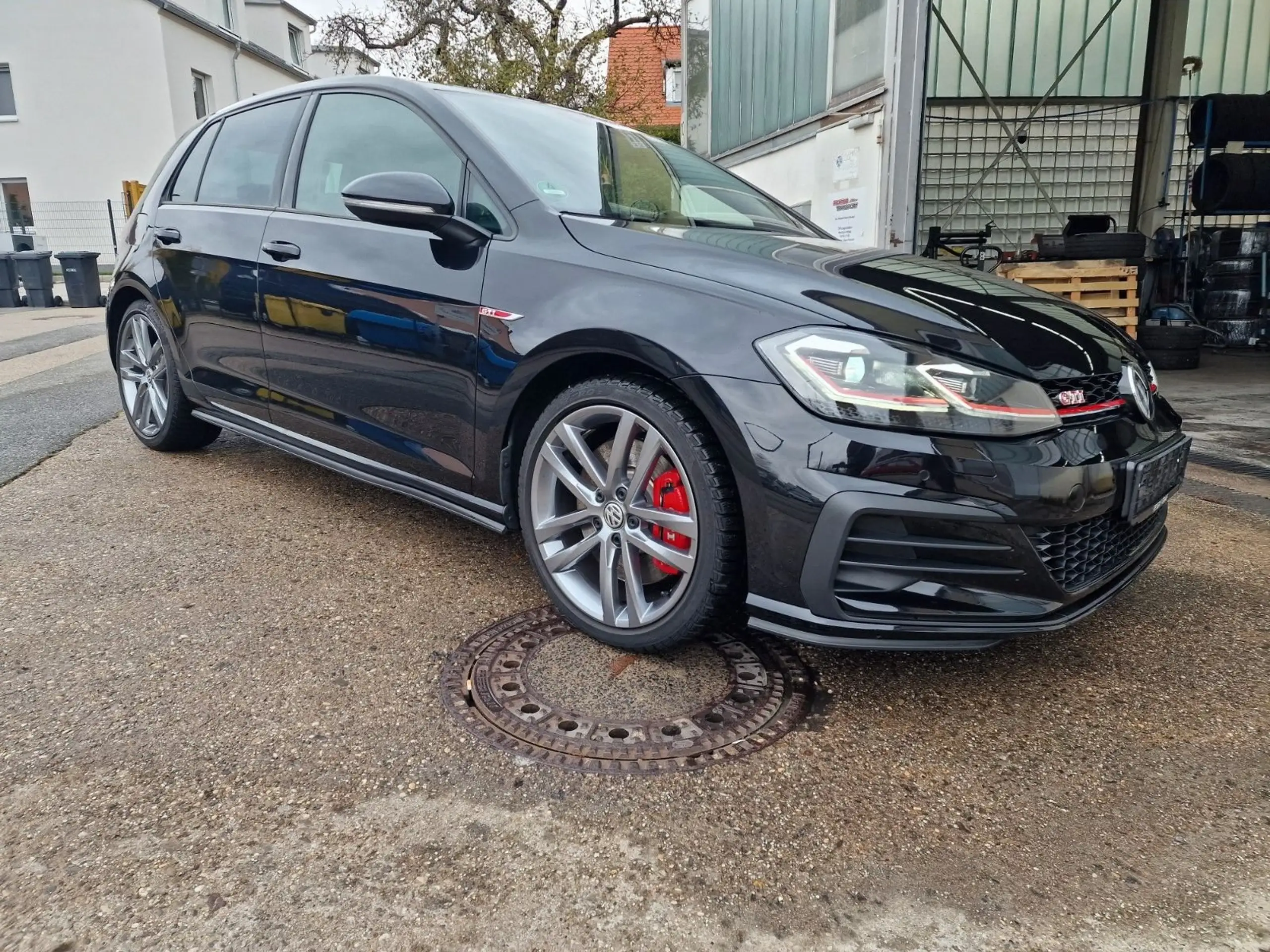 Volkswagen - Golf GTI