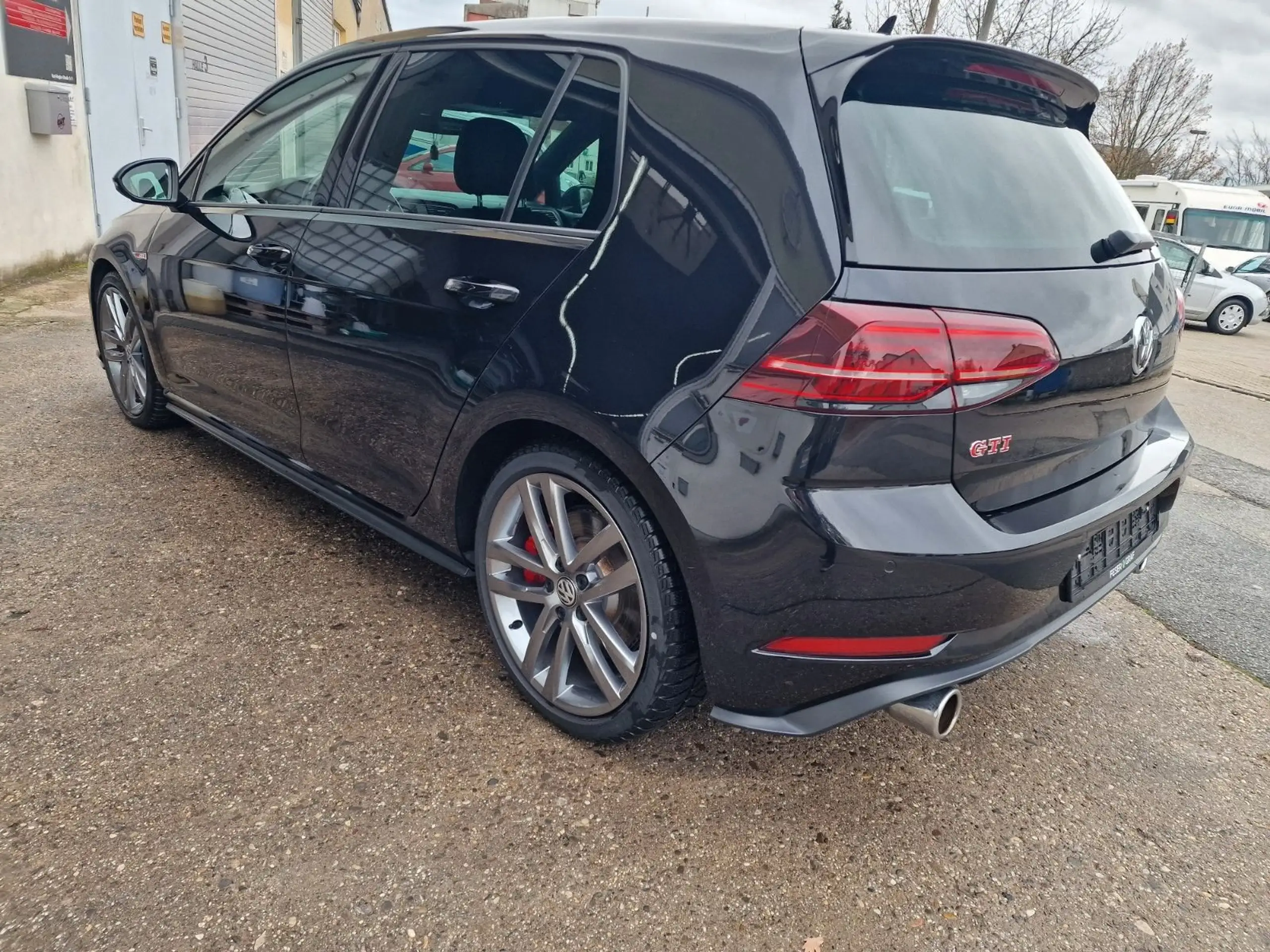 Volkswagen - Golf GTI