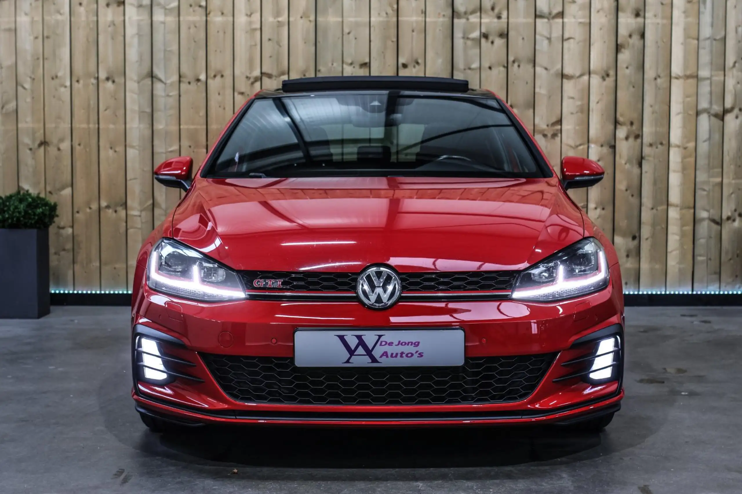 Volkswagen - Golf GTI