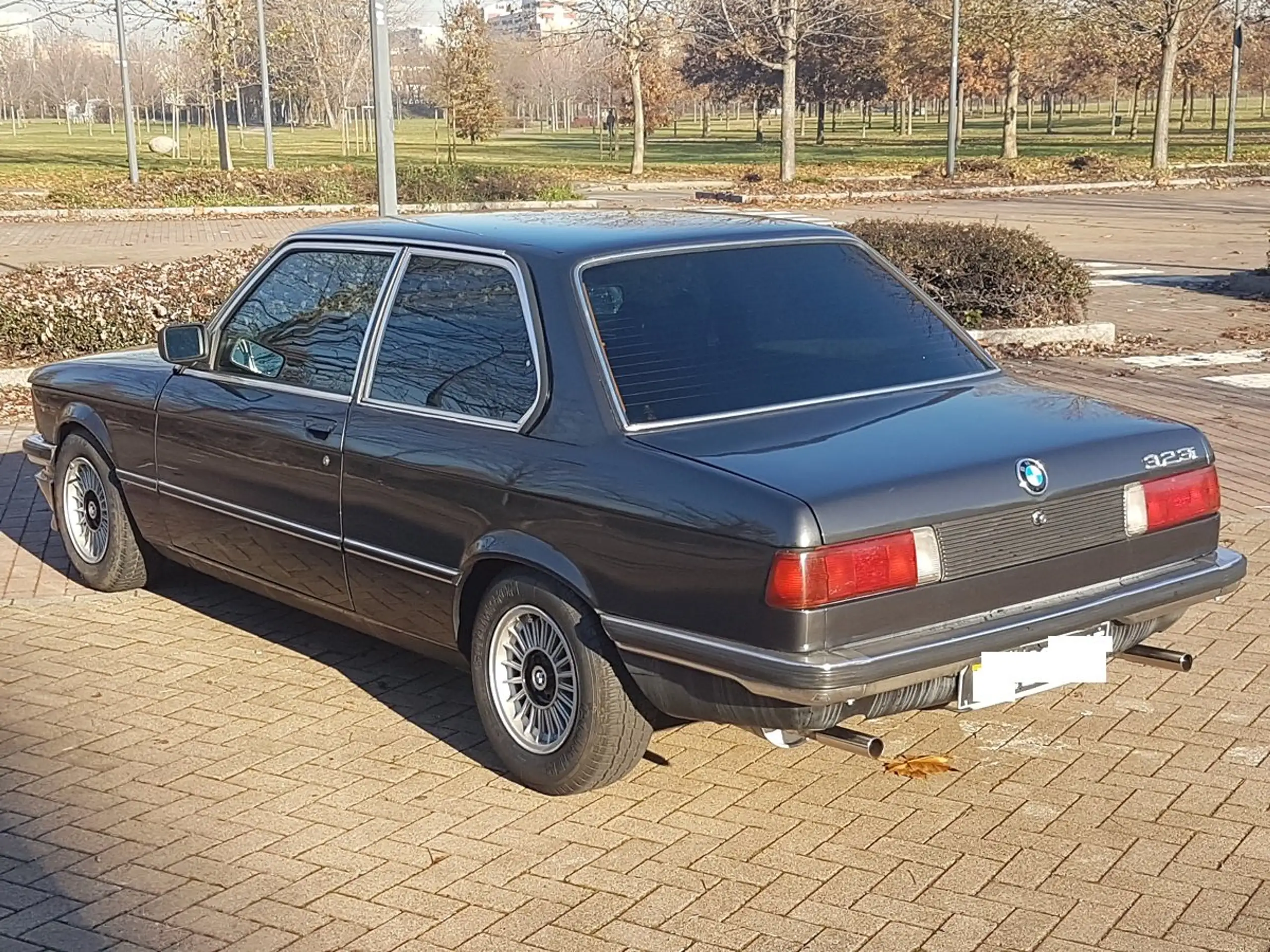 BMW - 323