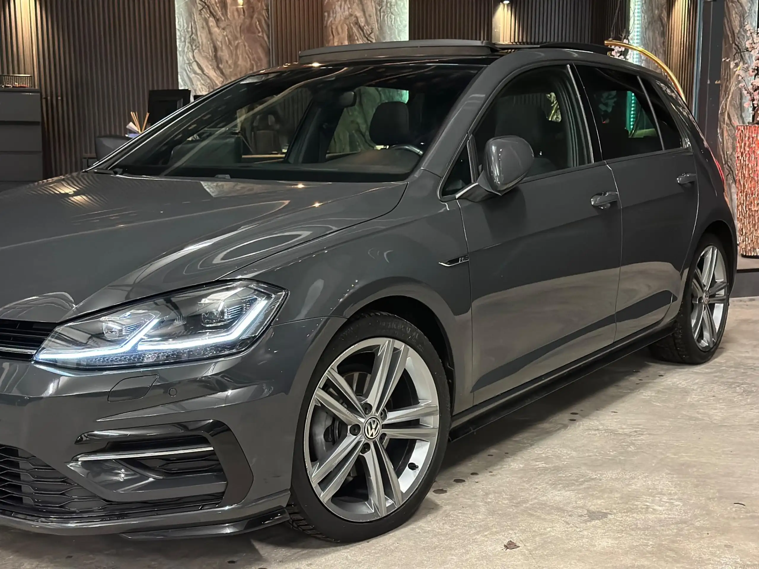 Volkswagen - Golf