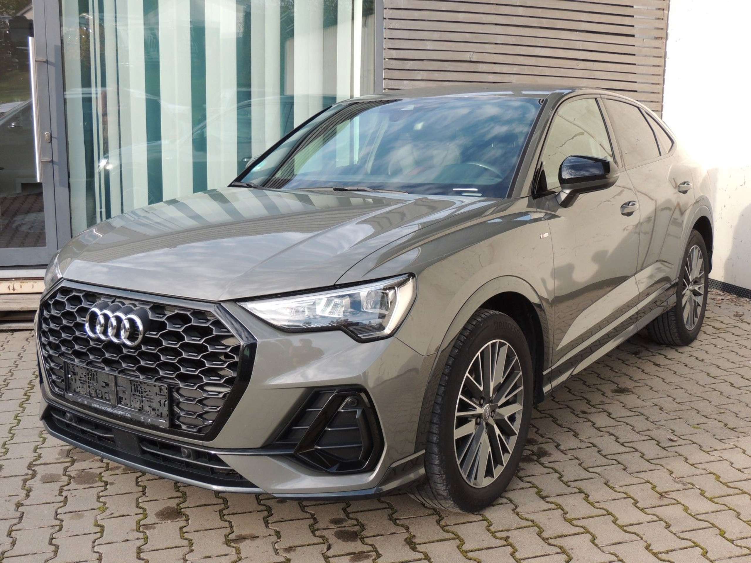 Audi - Q3