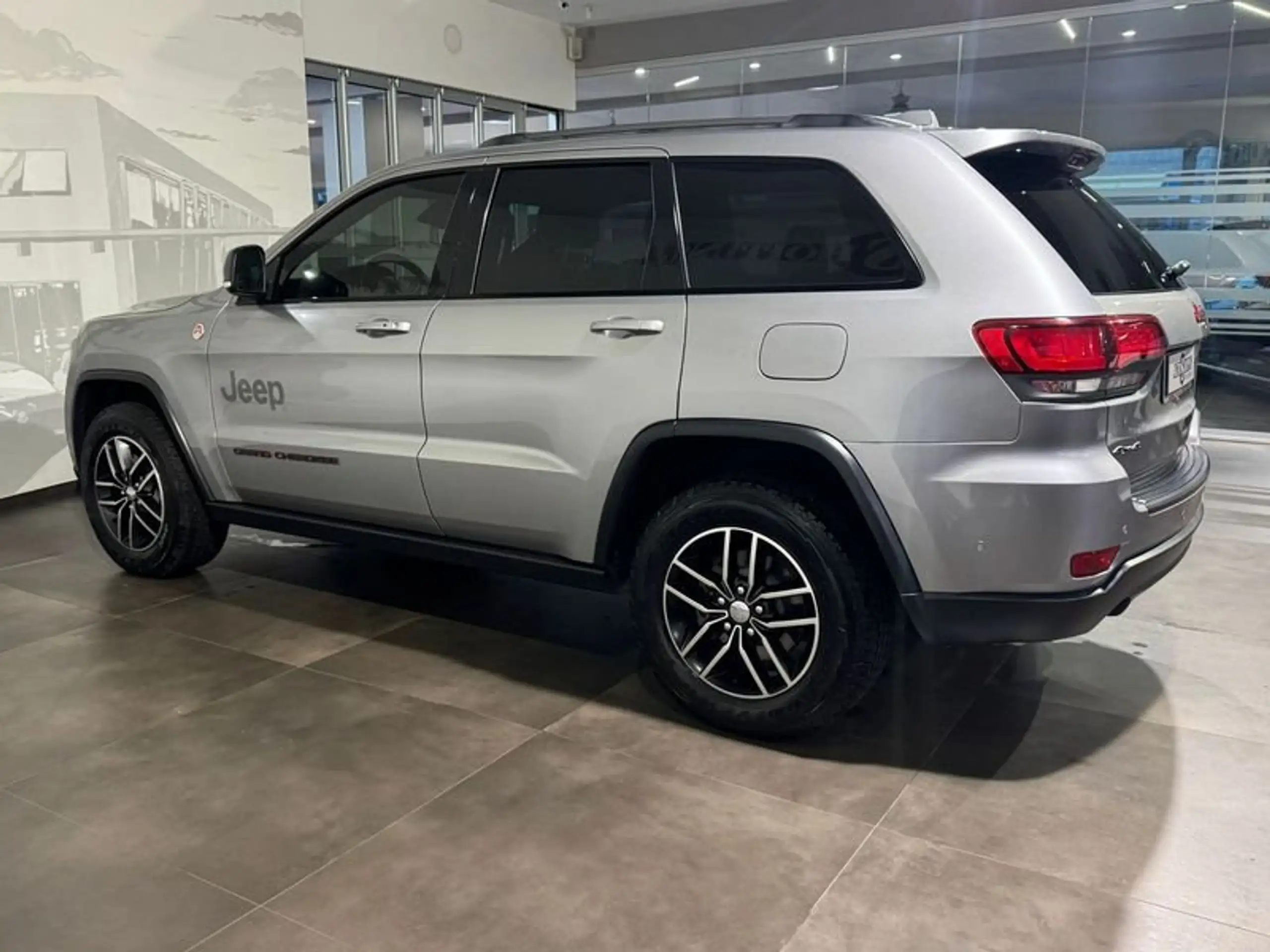 Jeep - Grand Cherokee