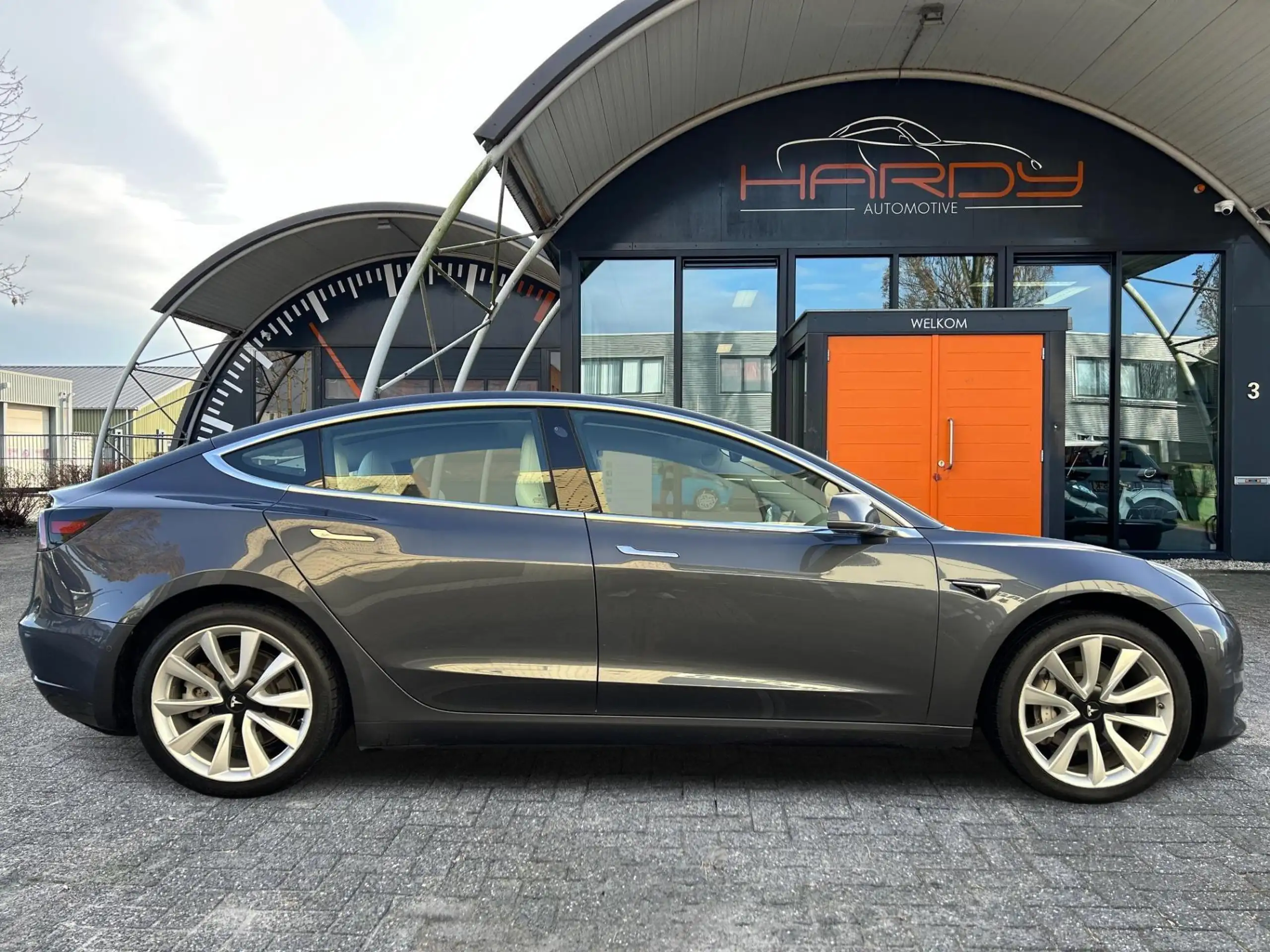 Tesla - Model 3