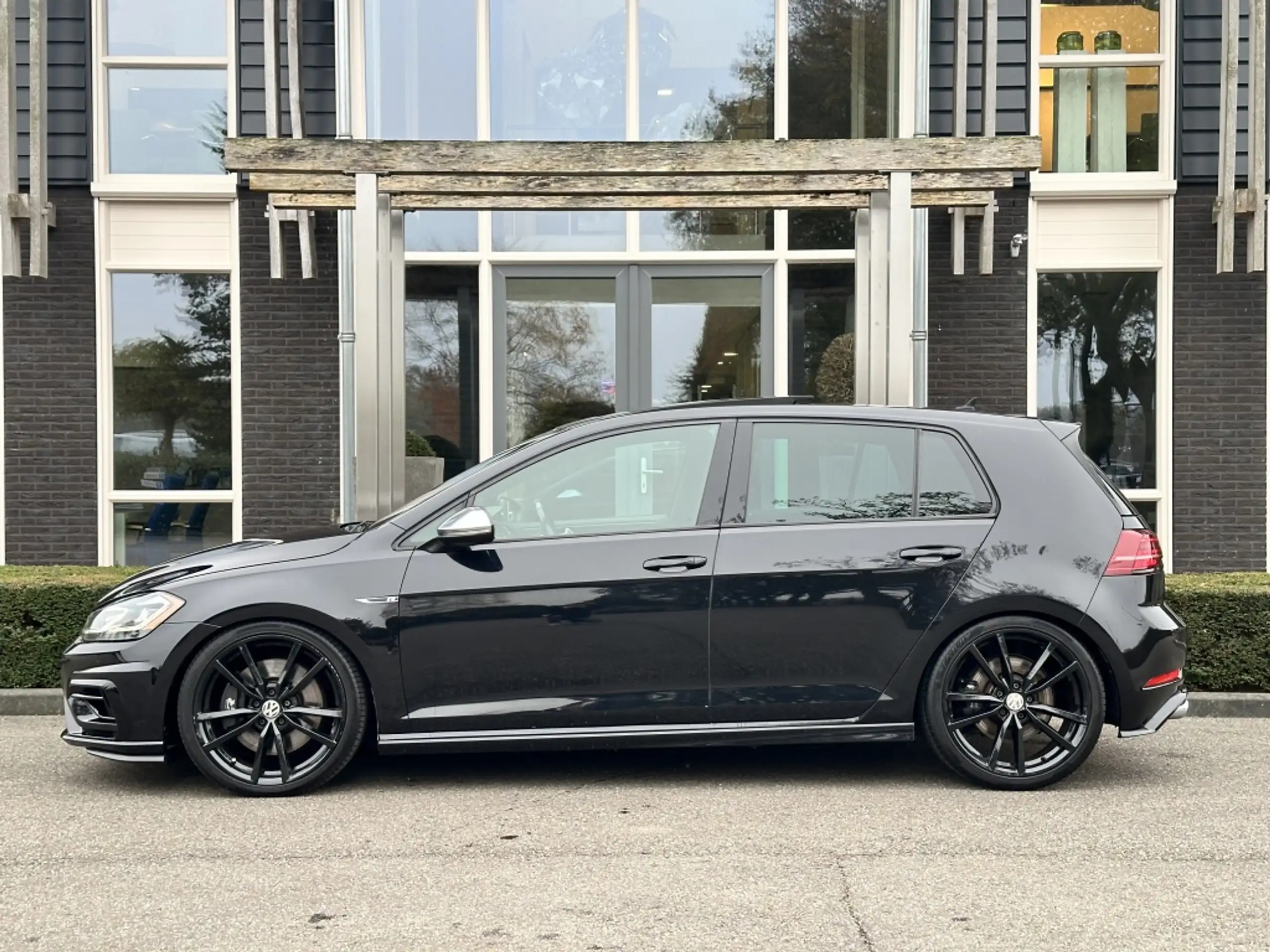 Volkswagen - Golf