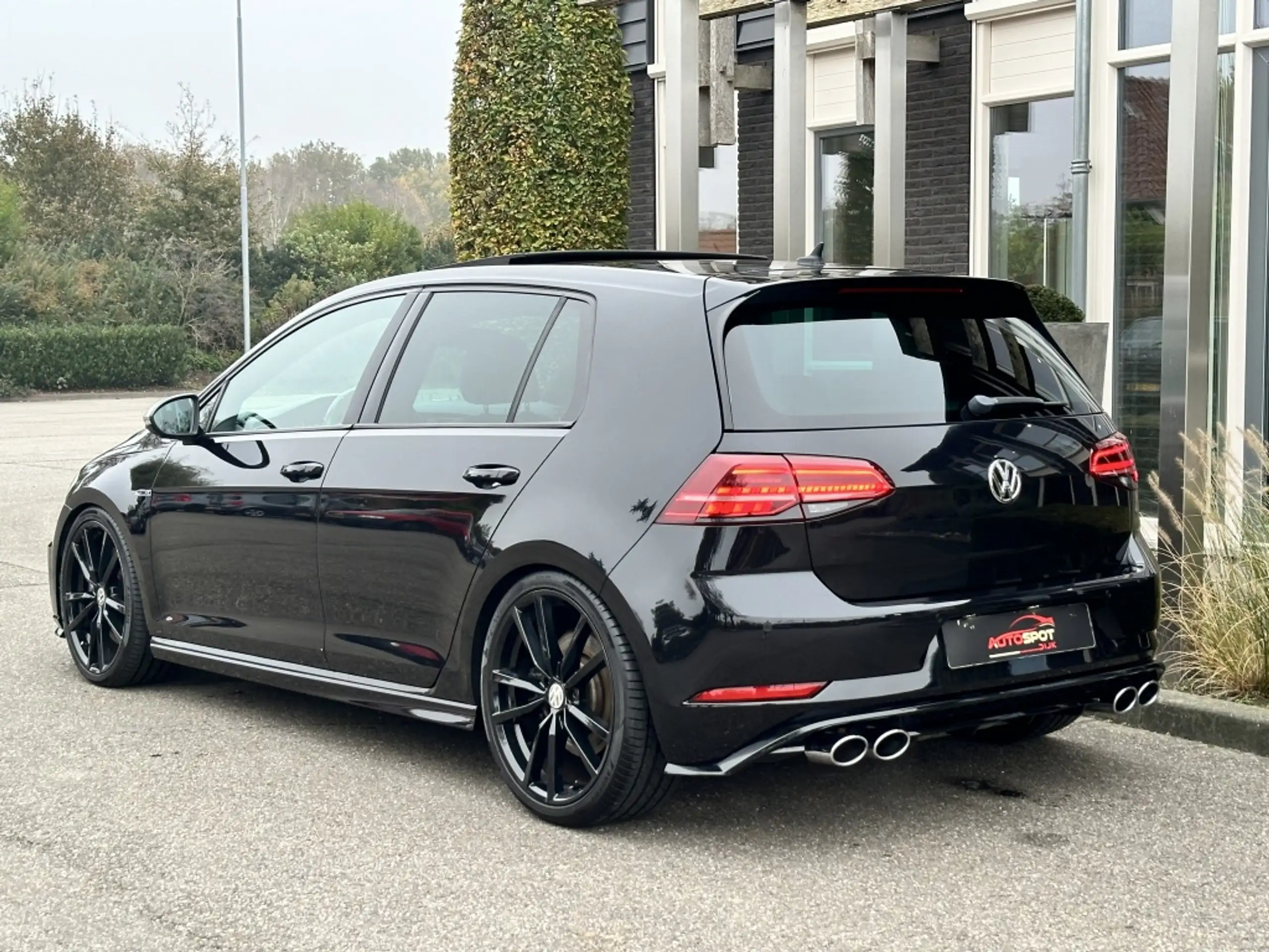 Volkswagen - Golf