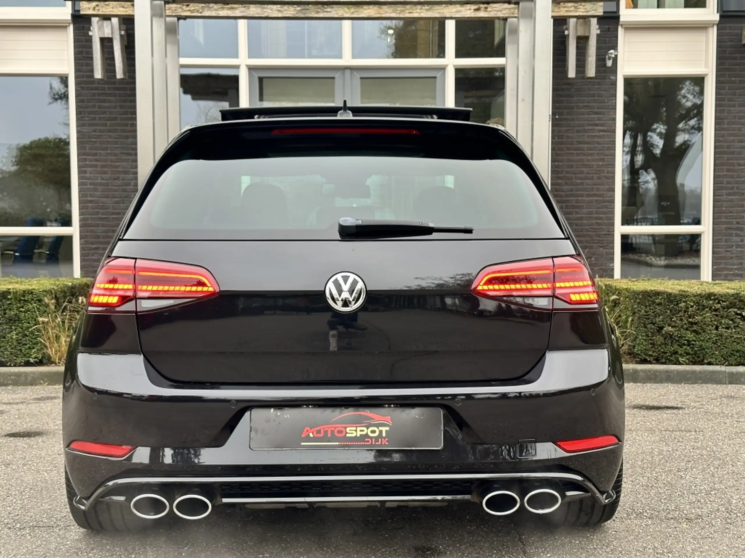 Volkswagen - Golf