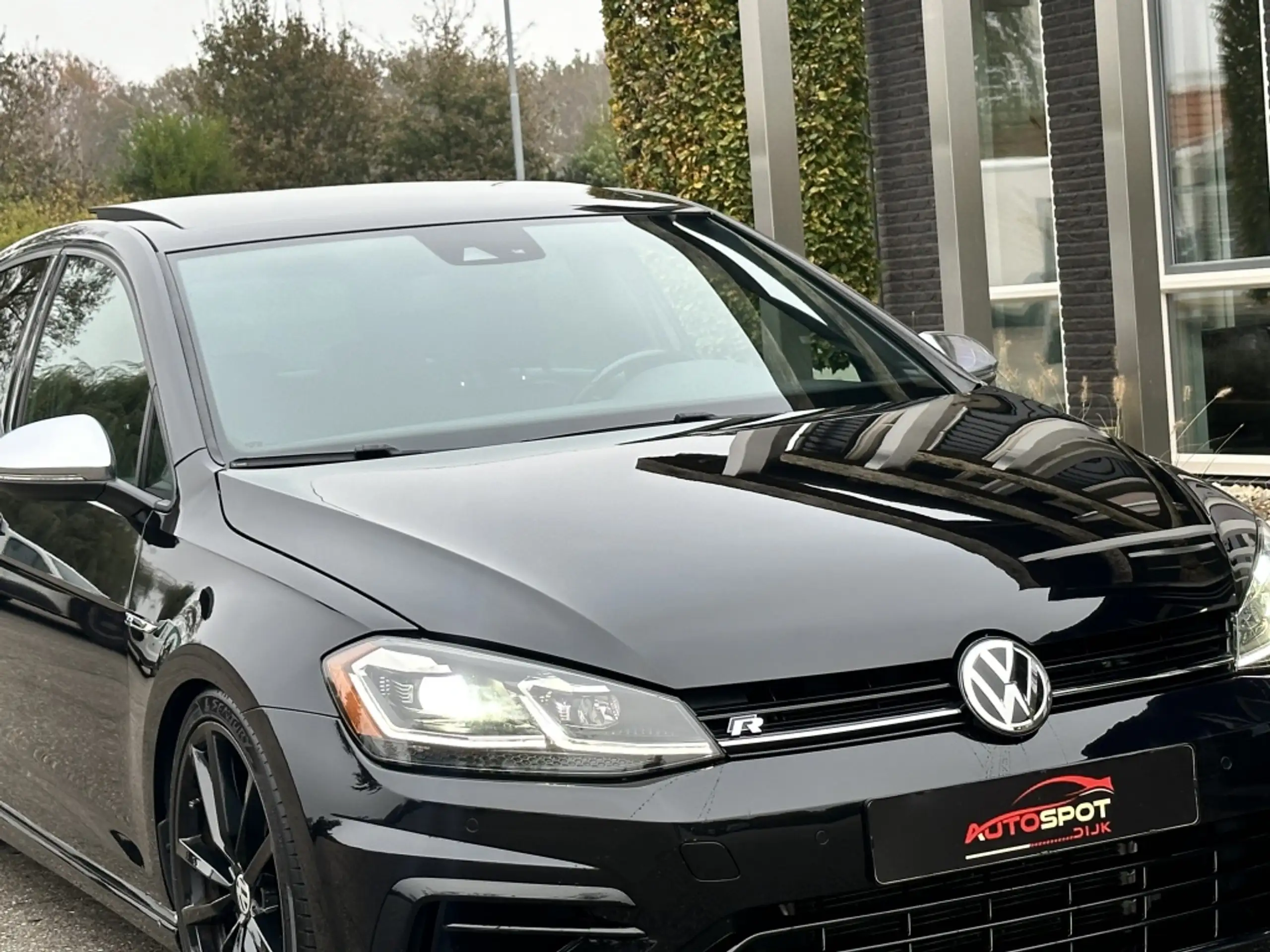 Volkswagen - Golf