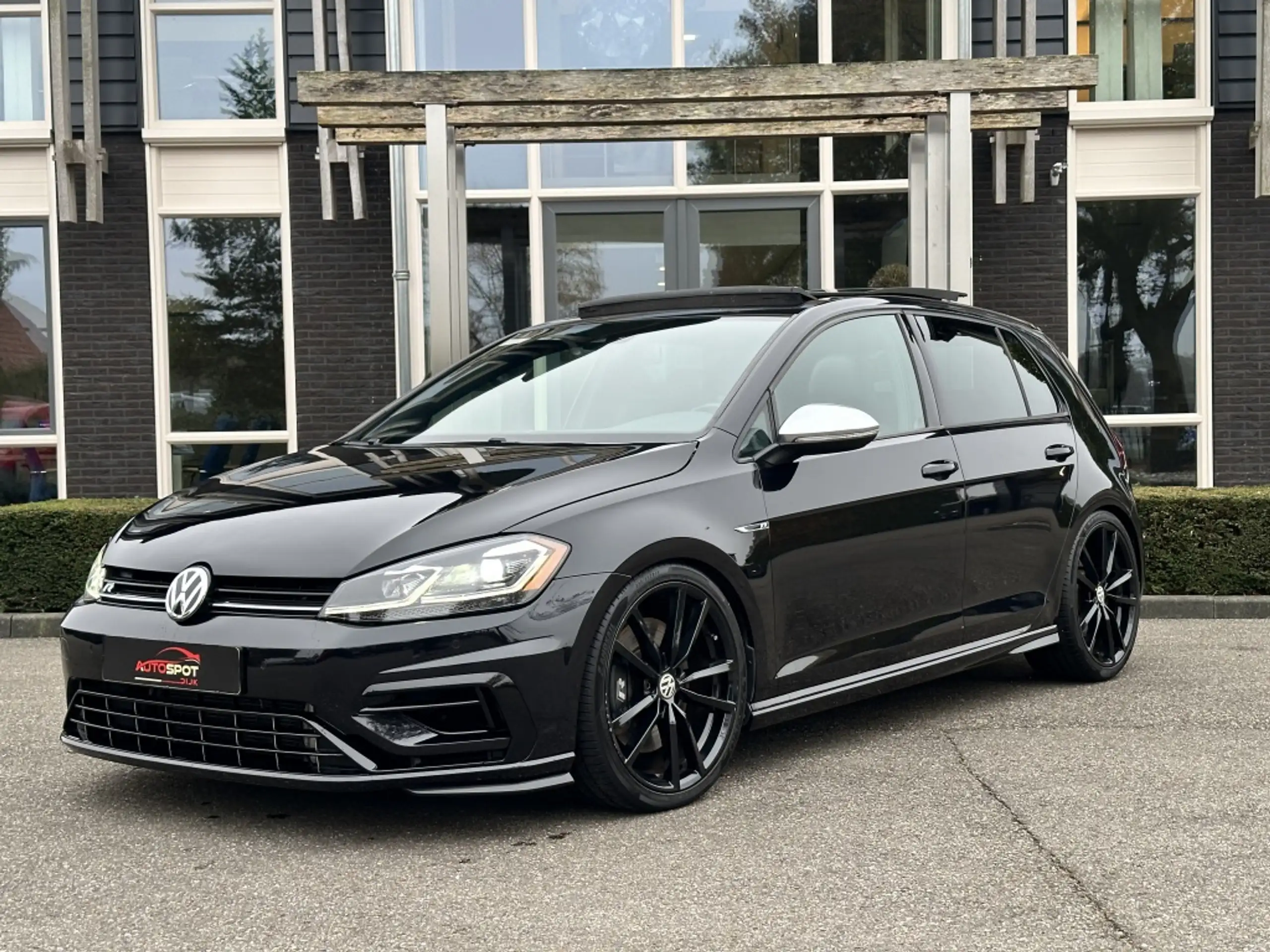 Volkswagen - Golf