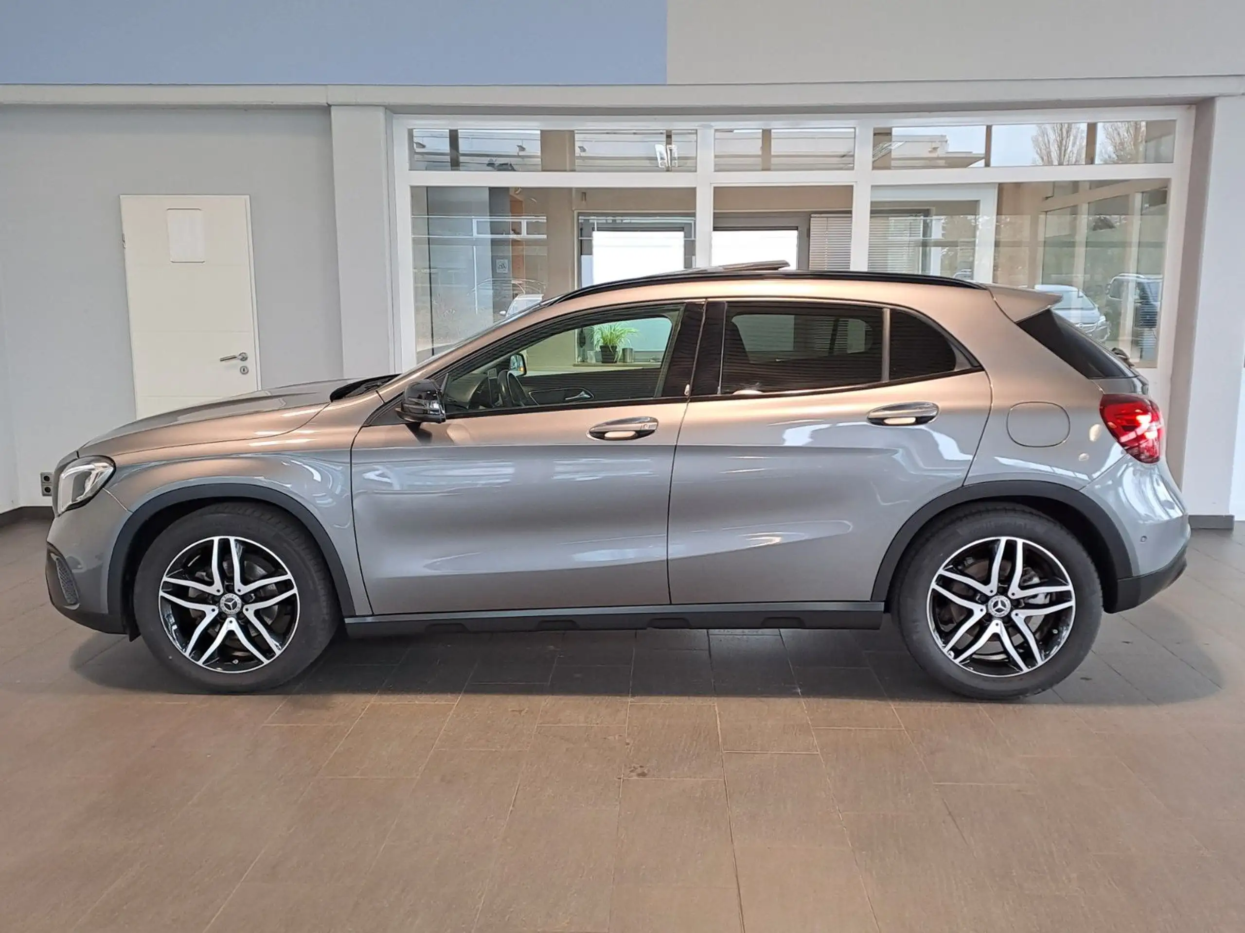 Mercedes-Benz - GLA 220