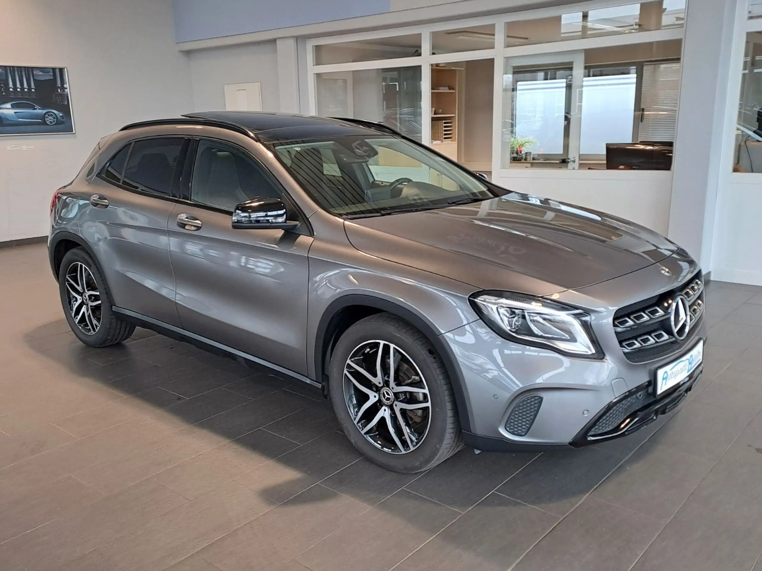 Mercedes-Benz - GLA 220