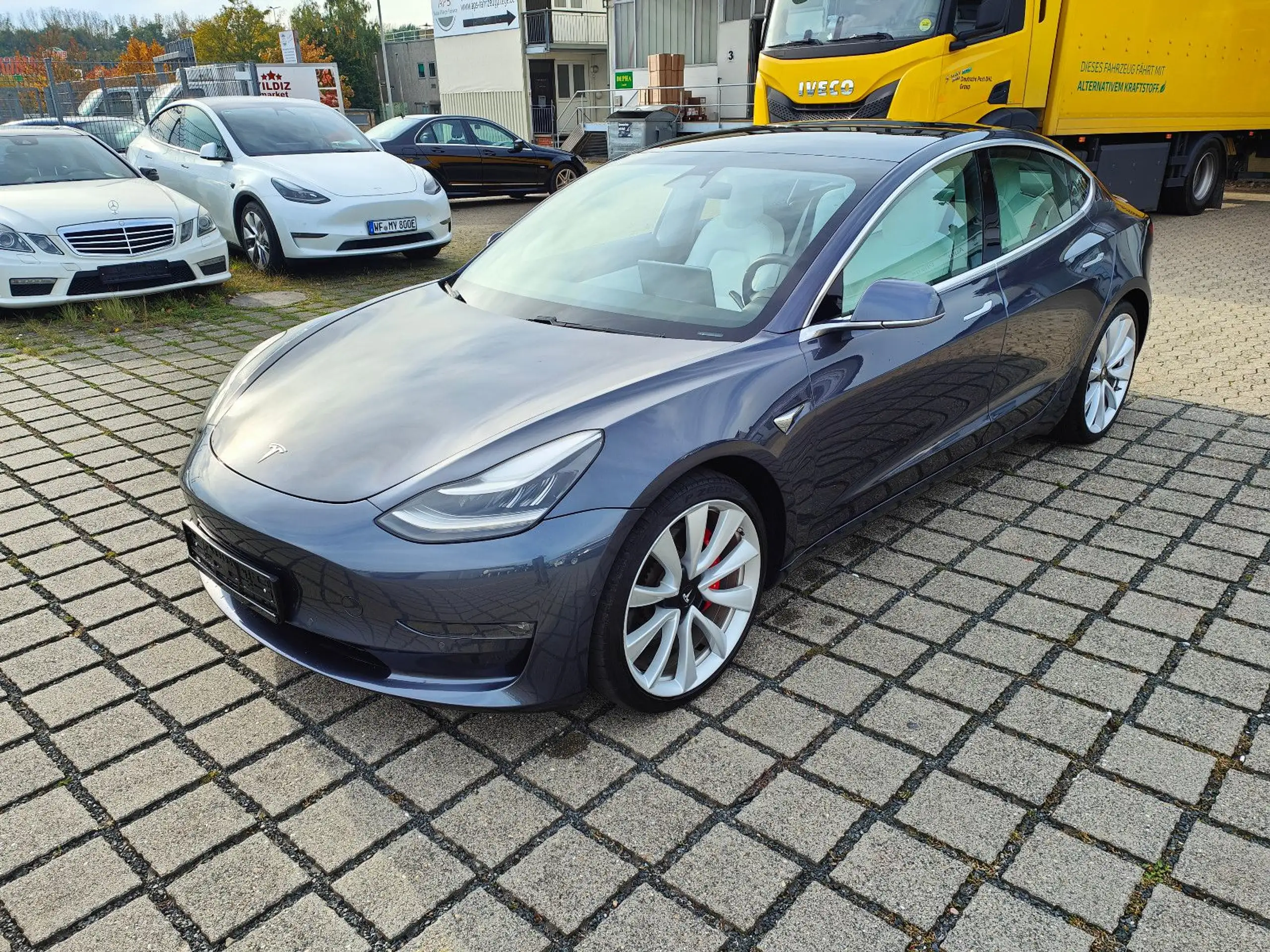 Tesla - Model 3