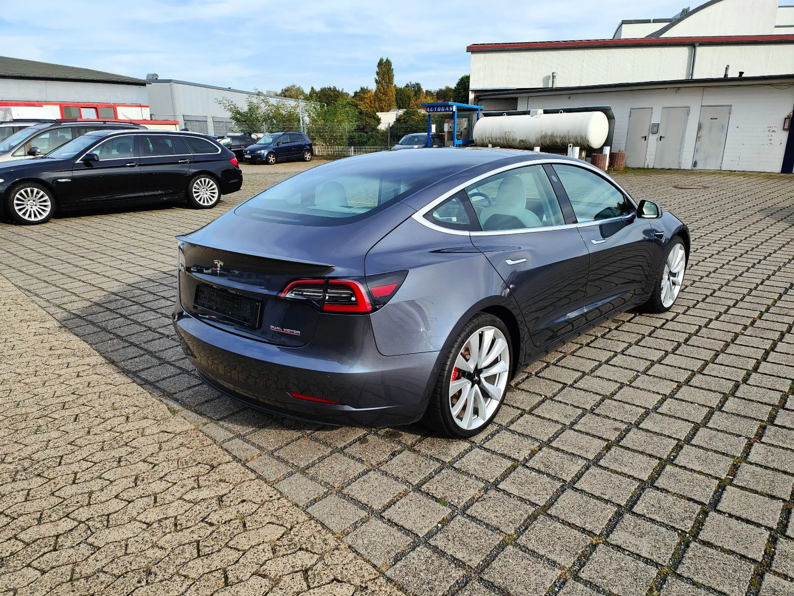 Tesla - Model 3