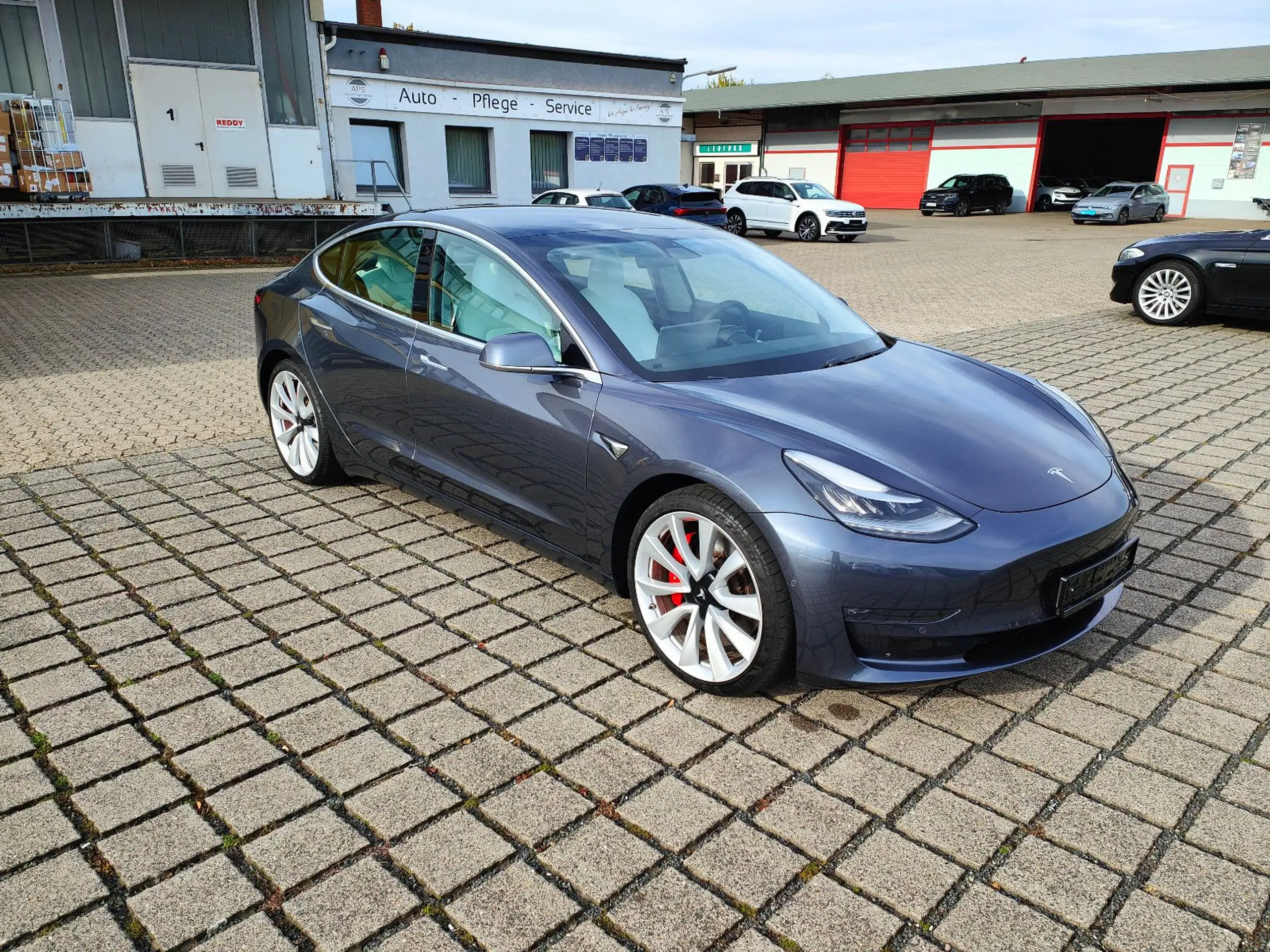 Tesla - Model 3