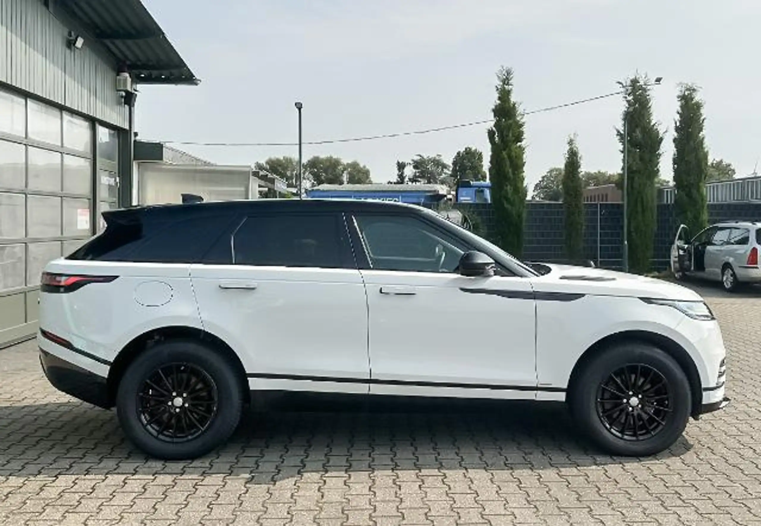 Land Rover - Range Rover Velar