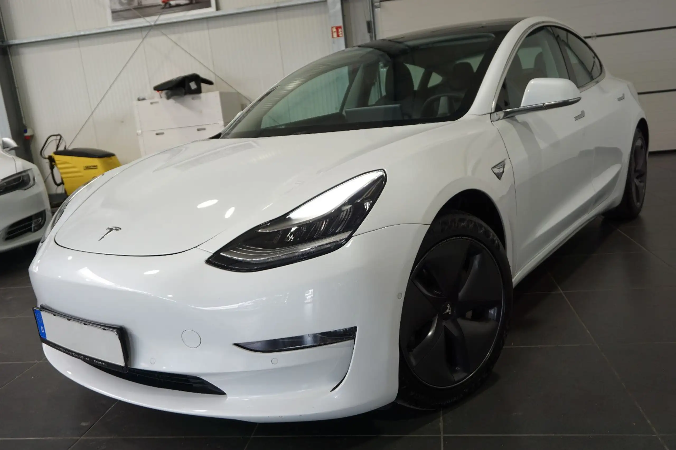 Tesla - Model 3