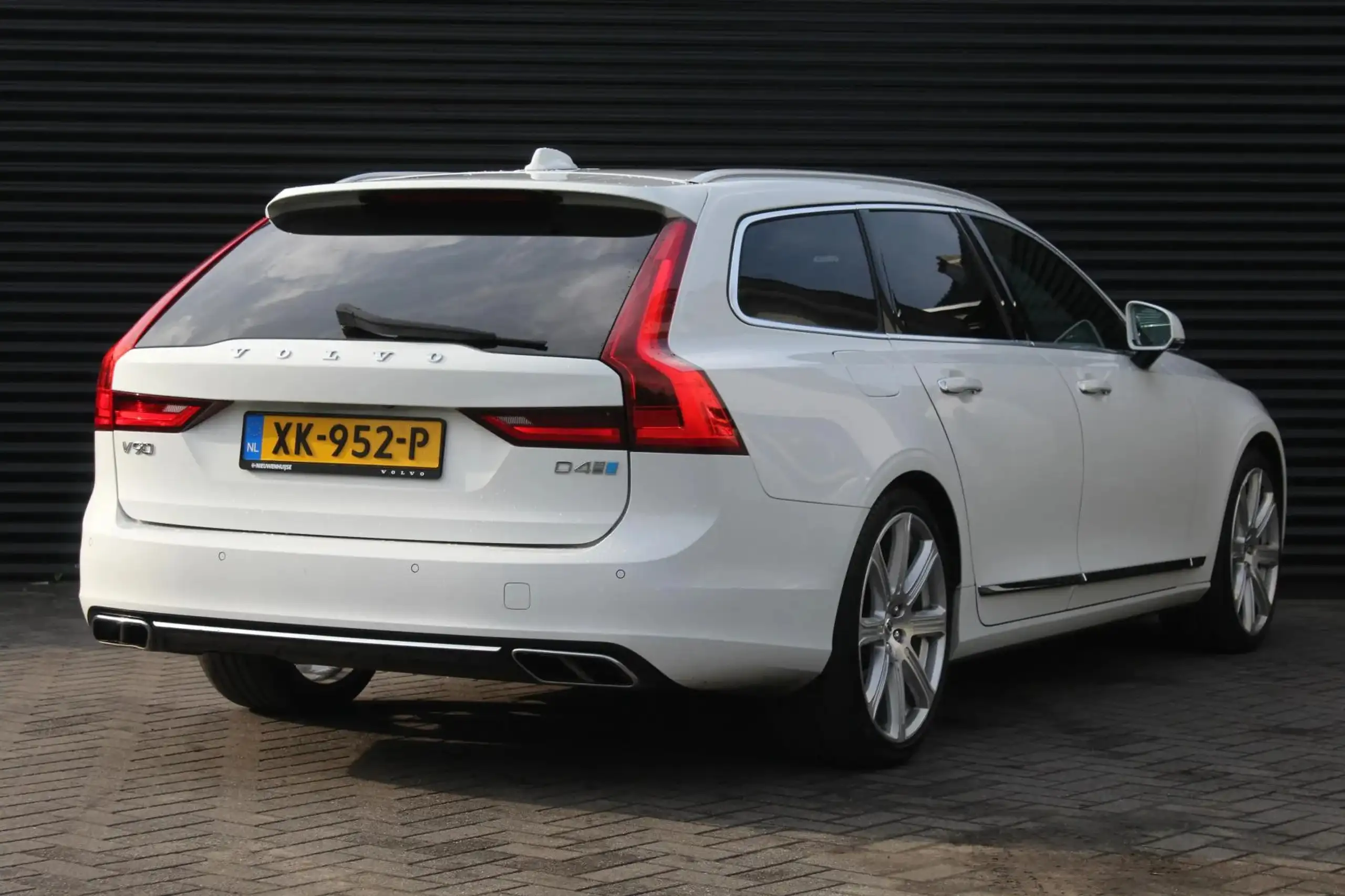 Volvo - V90