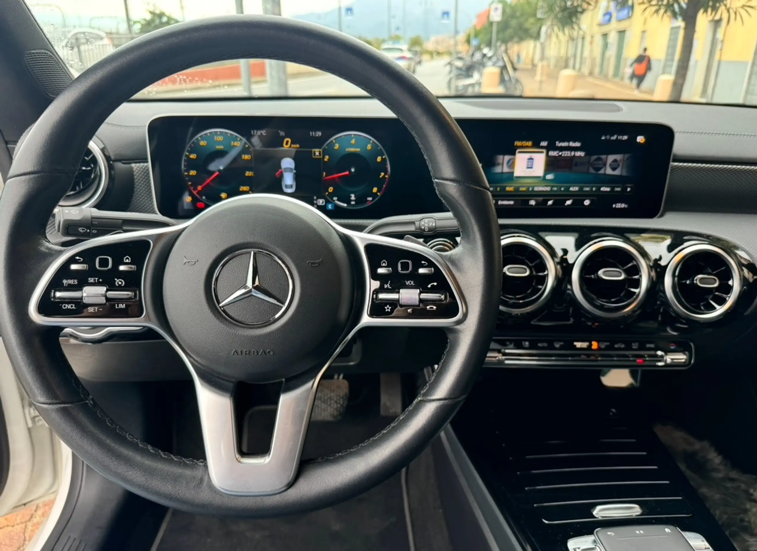 Mercedes-Benz - CLA 200