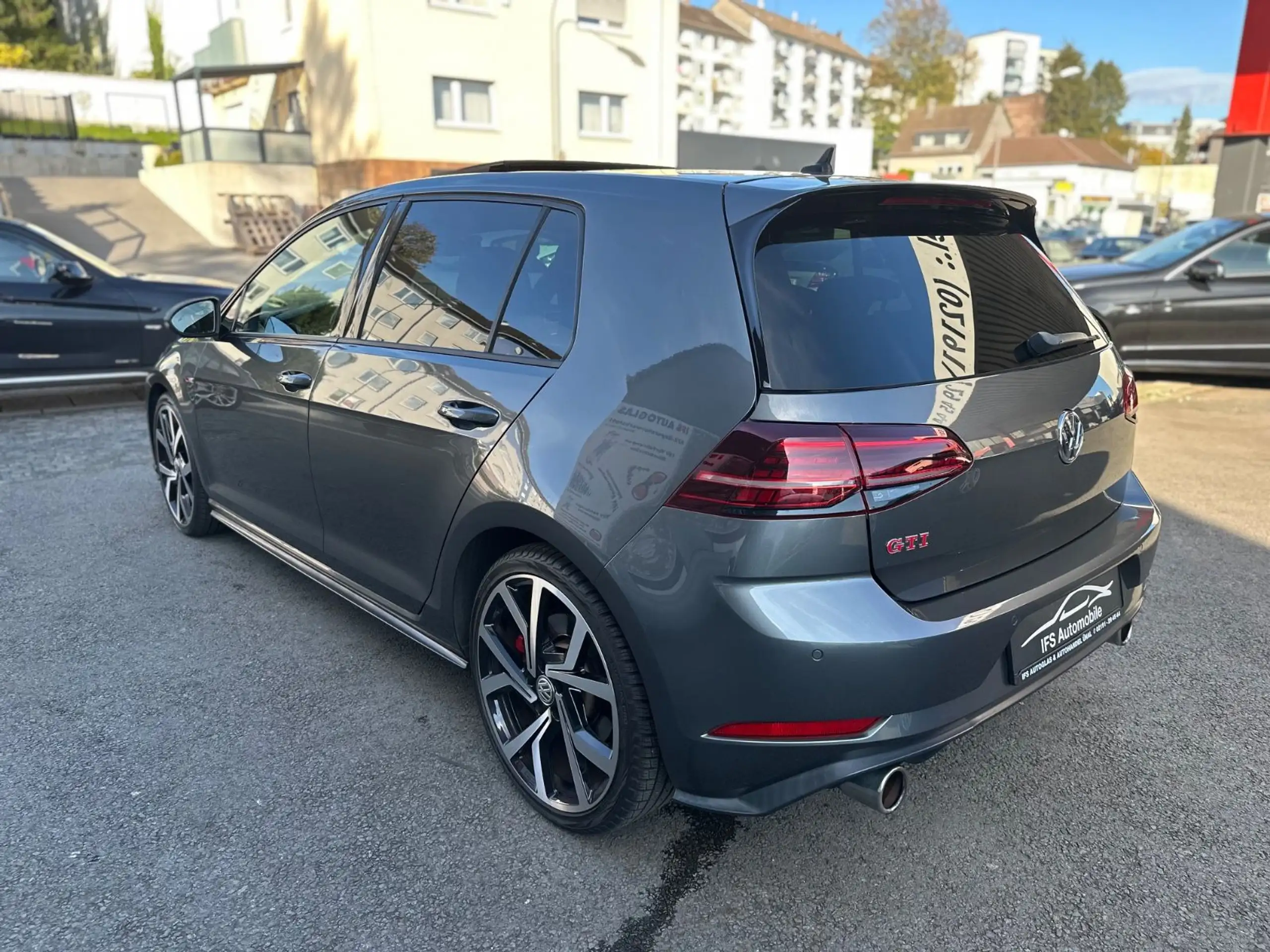 Volkswagen - Golf