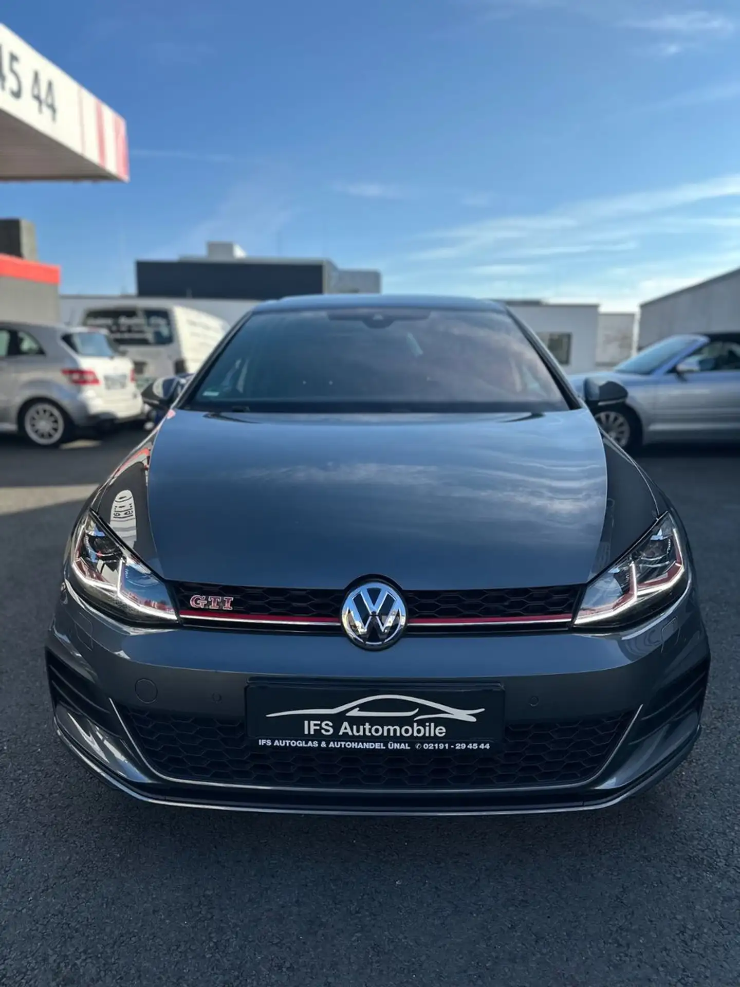 Volkswagen - Golf