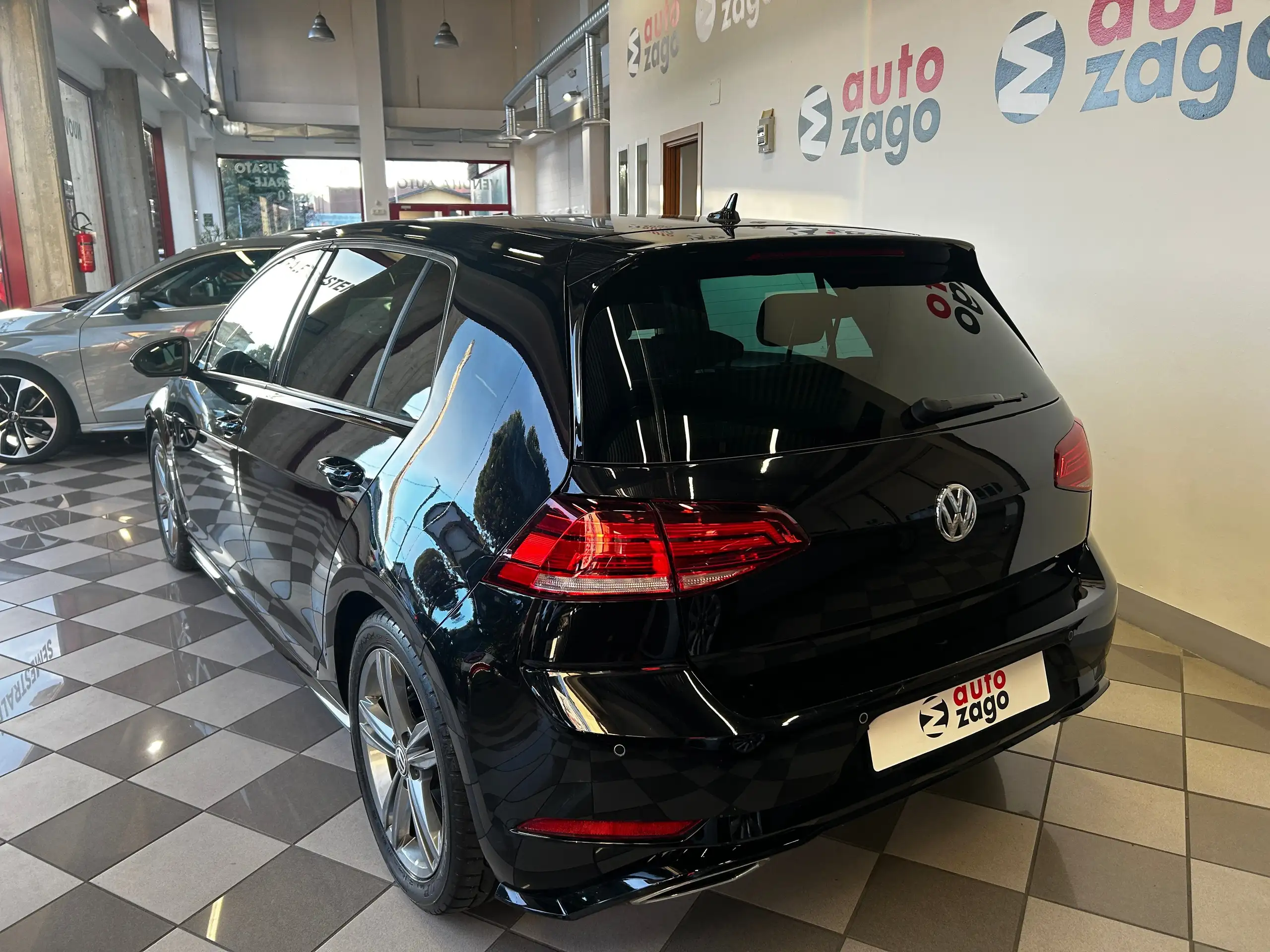 Volkswagen - Golf