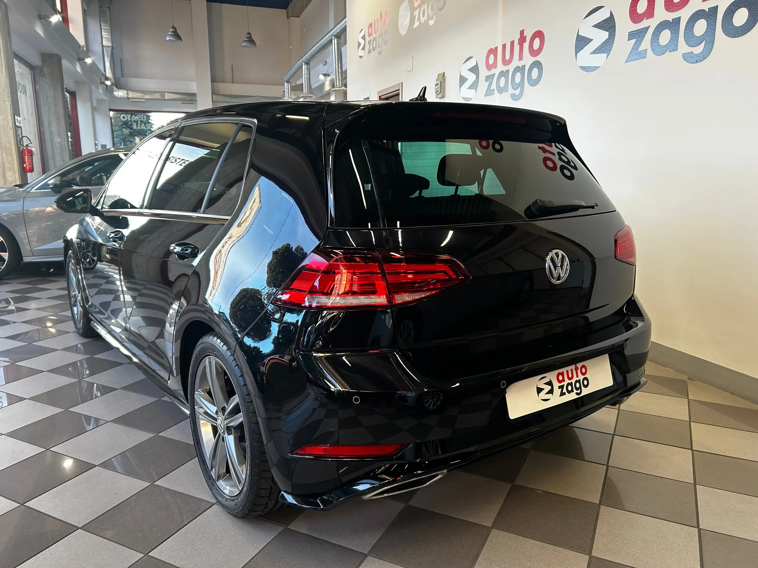 Volkswagen - Golf