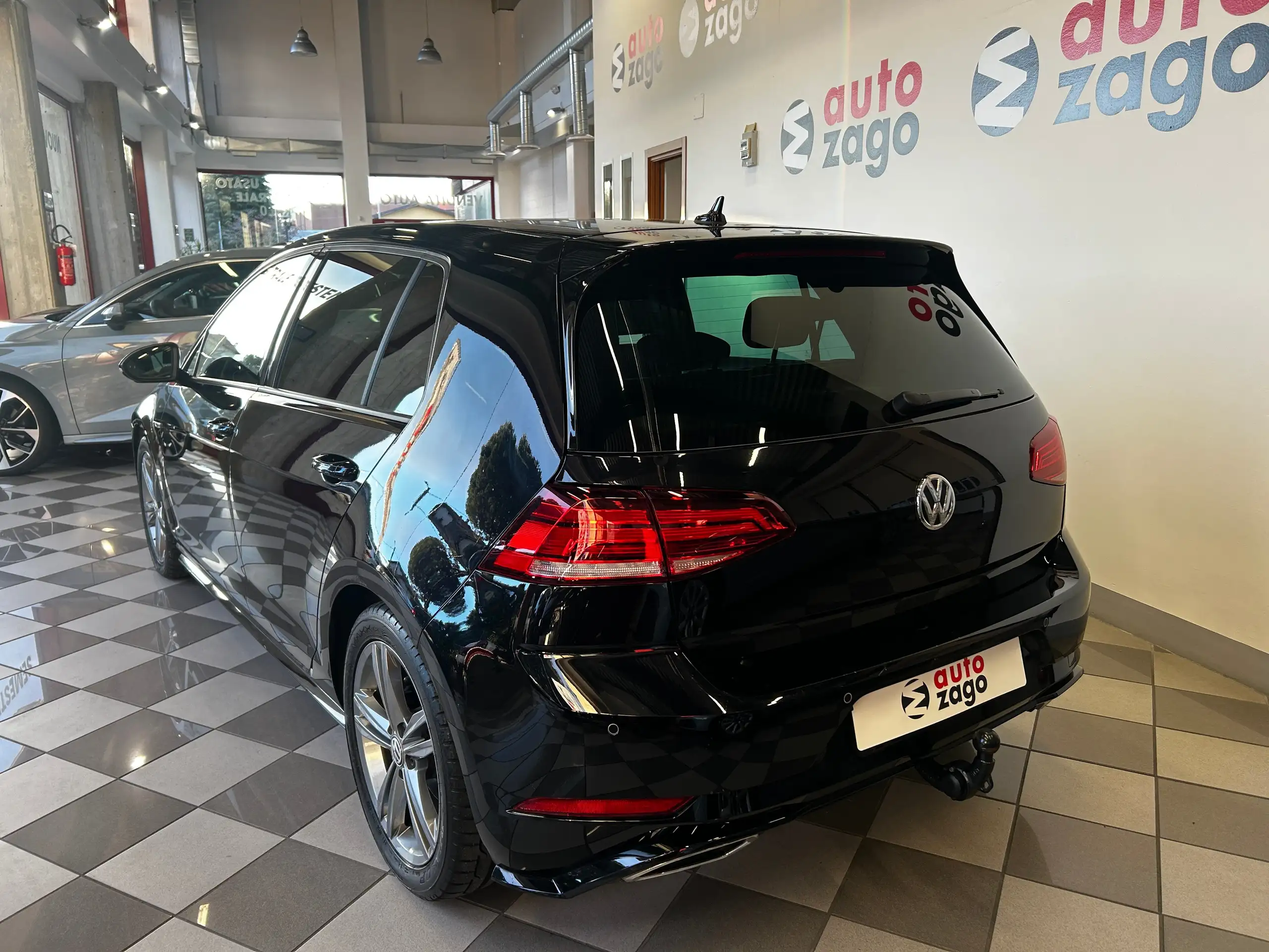 Volkswagen - Golf