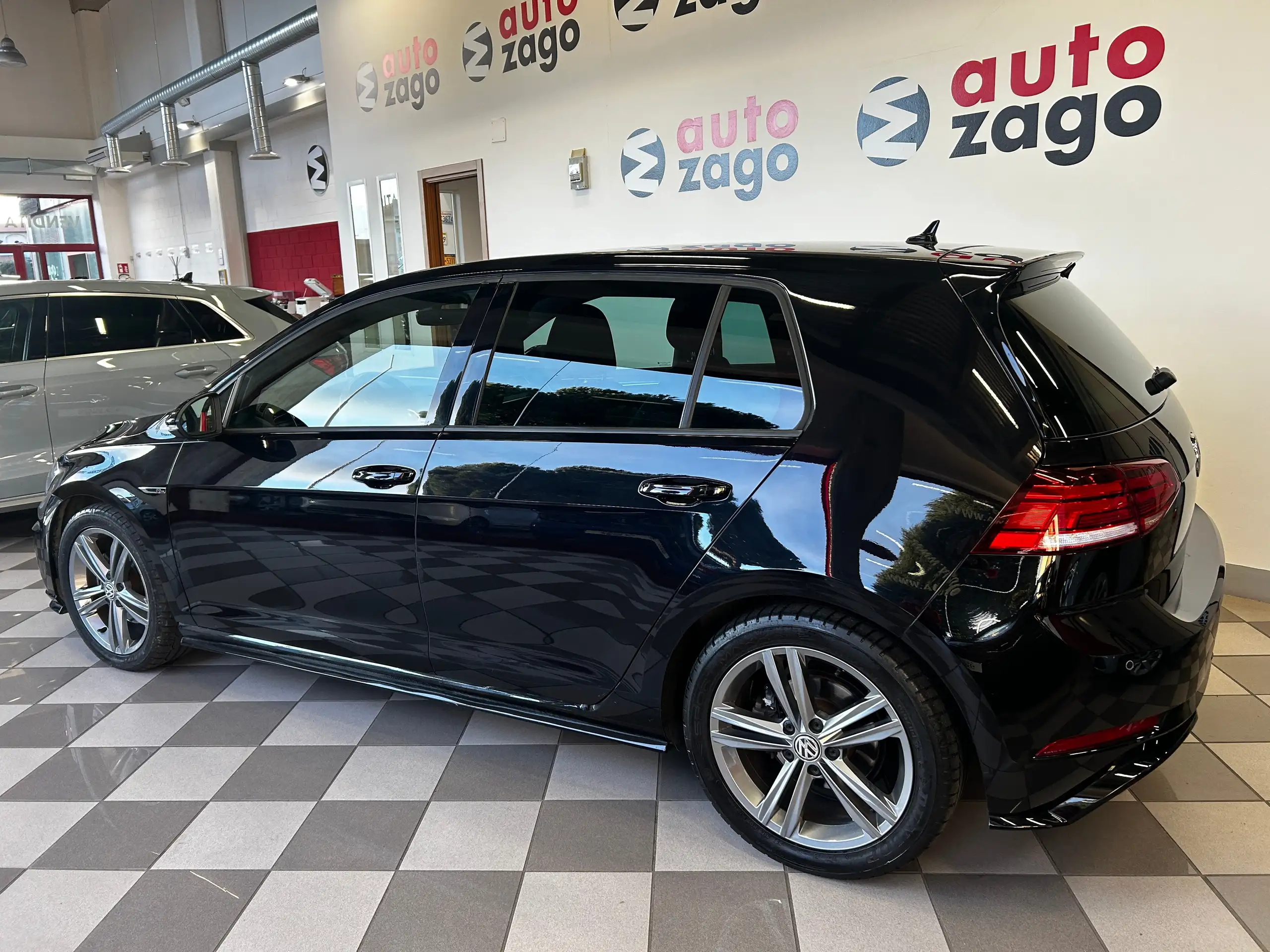 Volkswagen - Golf