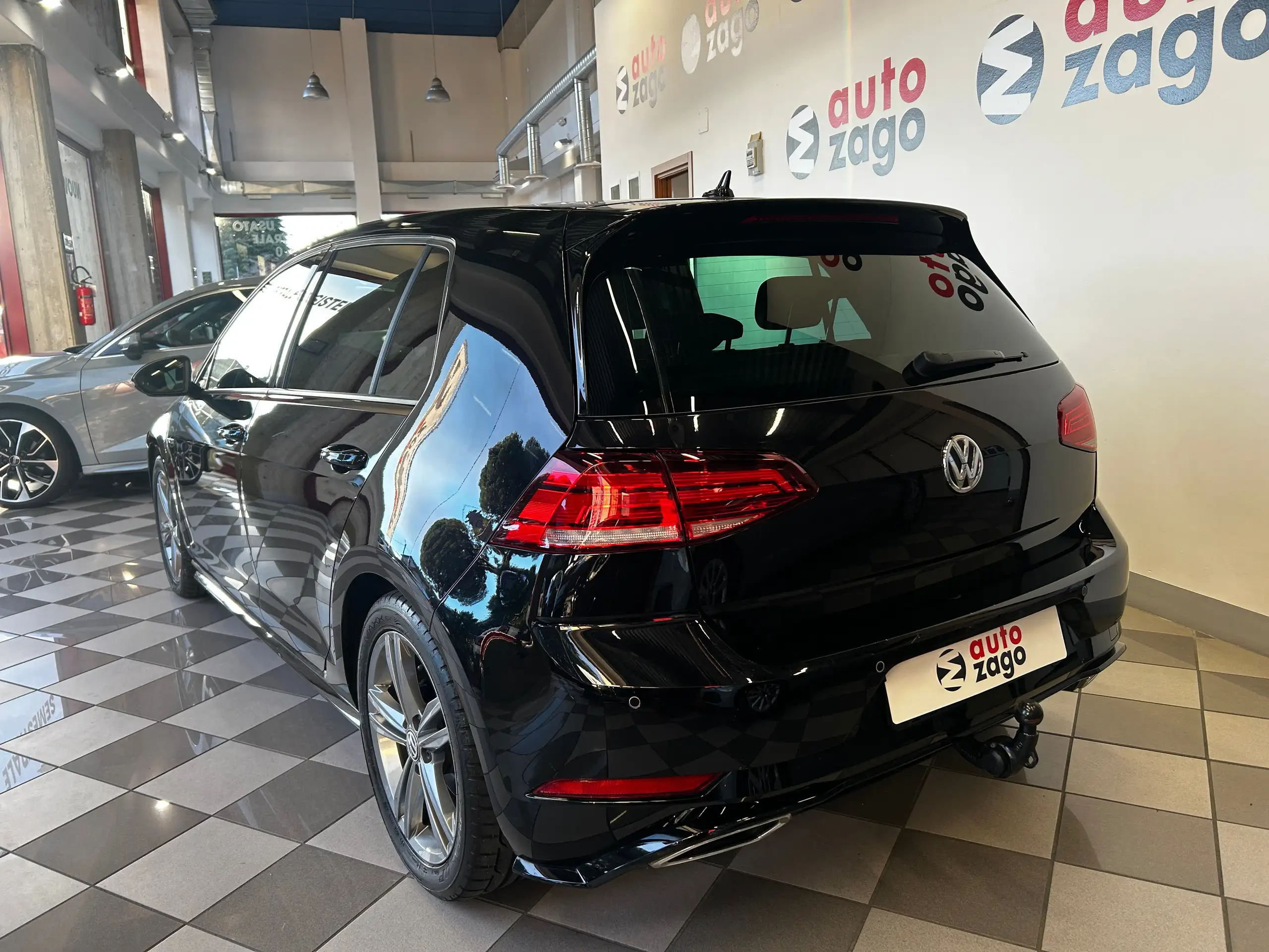 Volkswagen - Golf