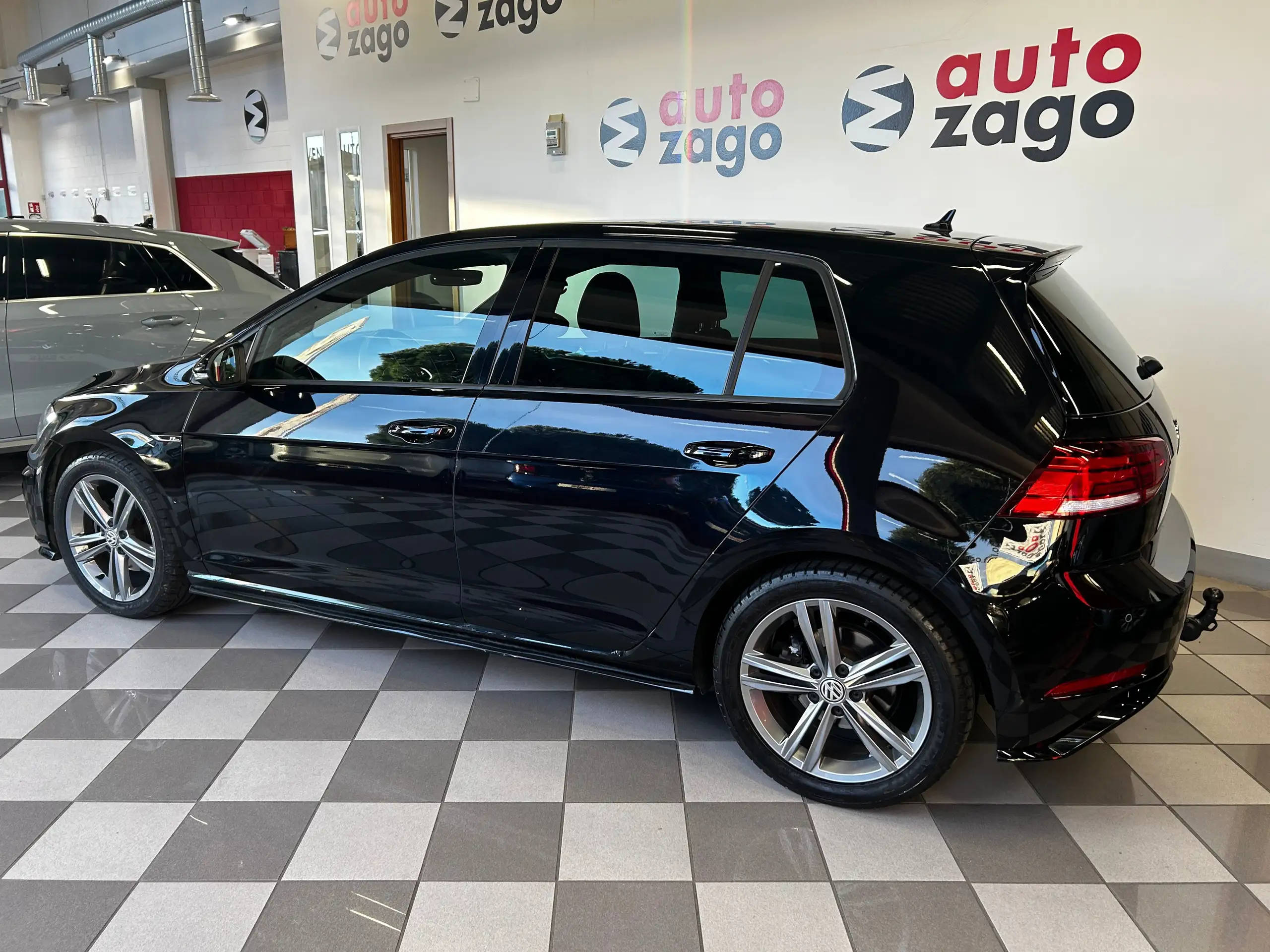 Volkswagen - Golf