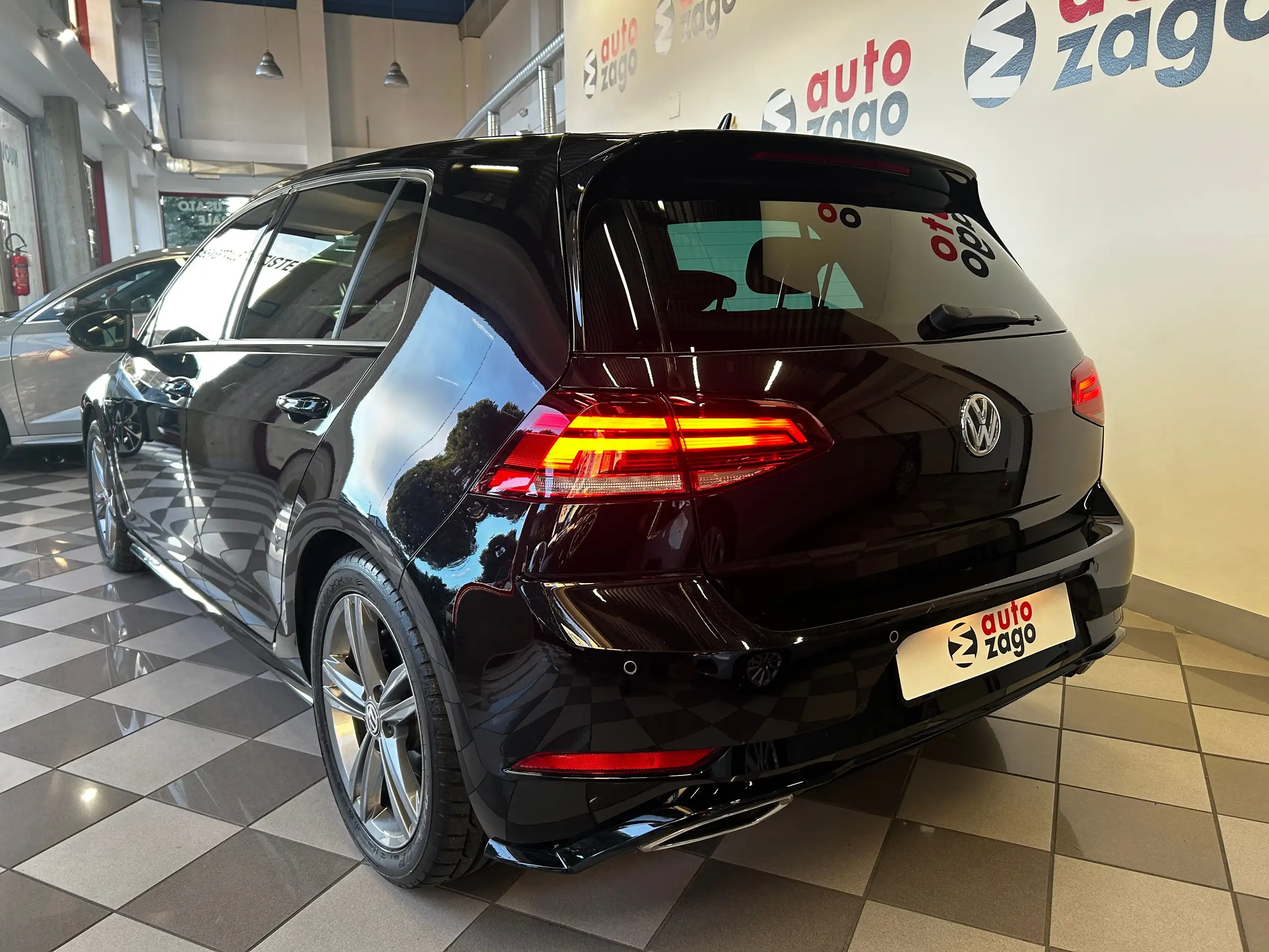 Volkswagen - Golf