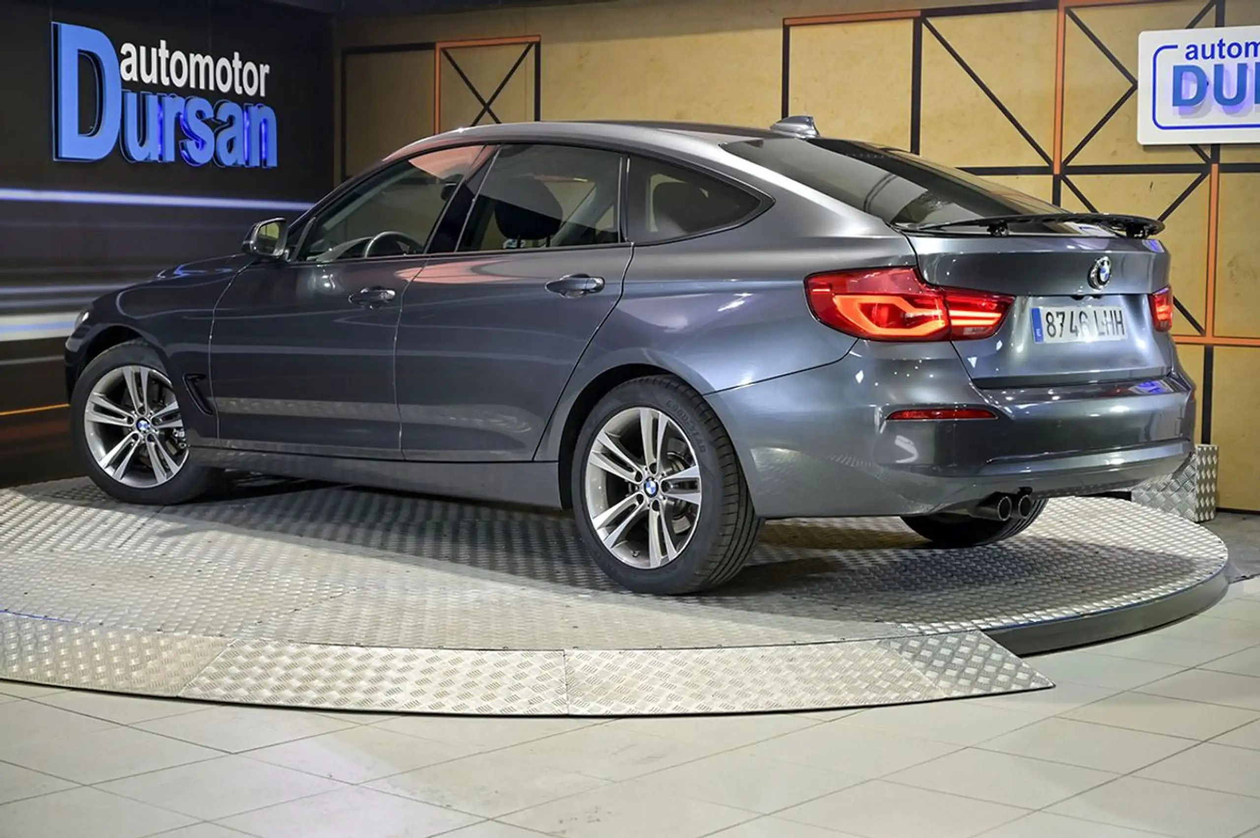 BMW - 320